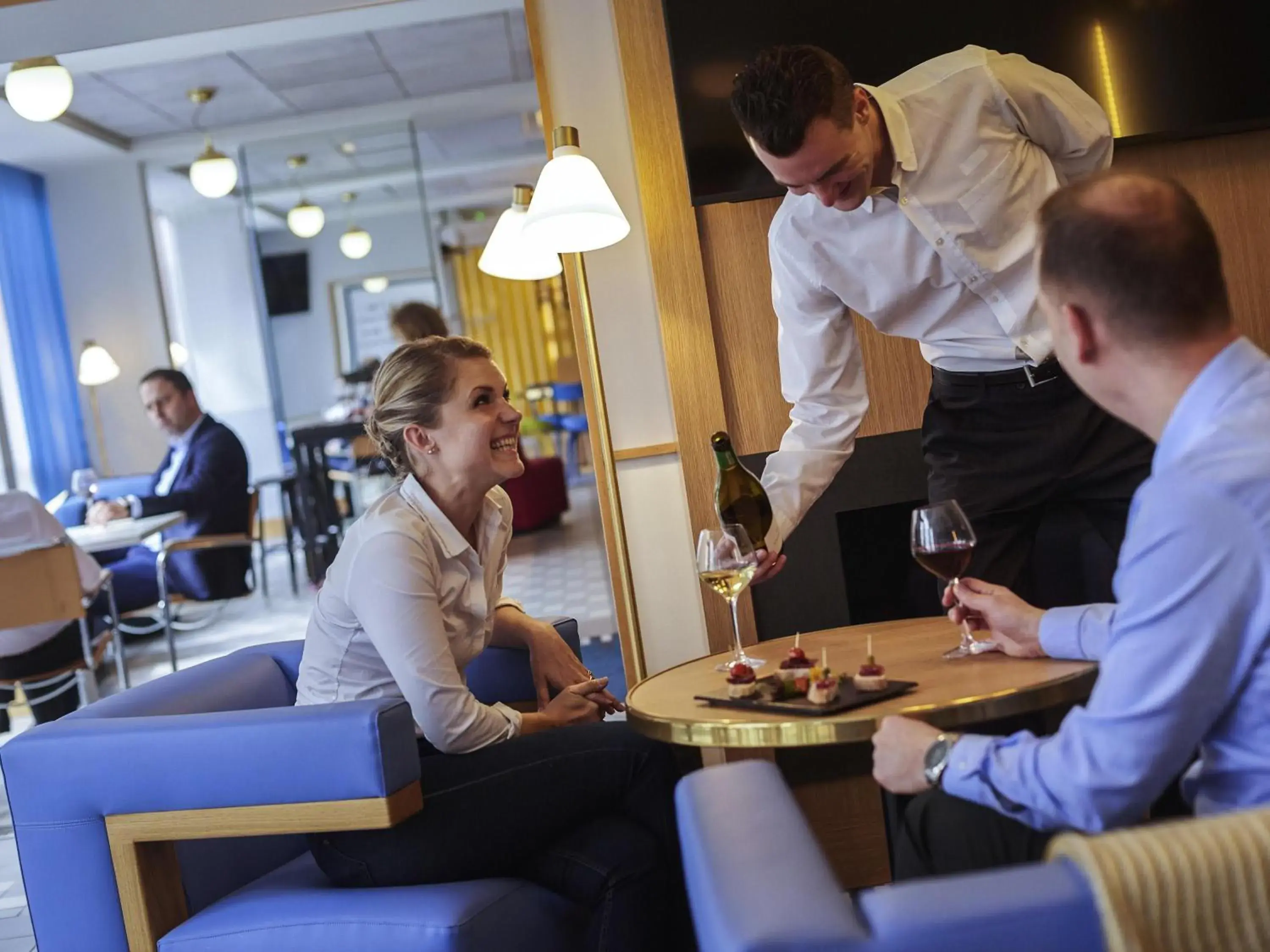 Lounge or bar in Mercure Rennes Centre Parlement Lounge or bar in Mercure Rennes Centre Parlement