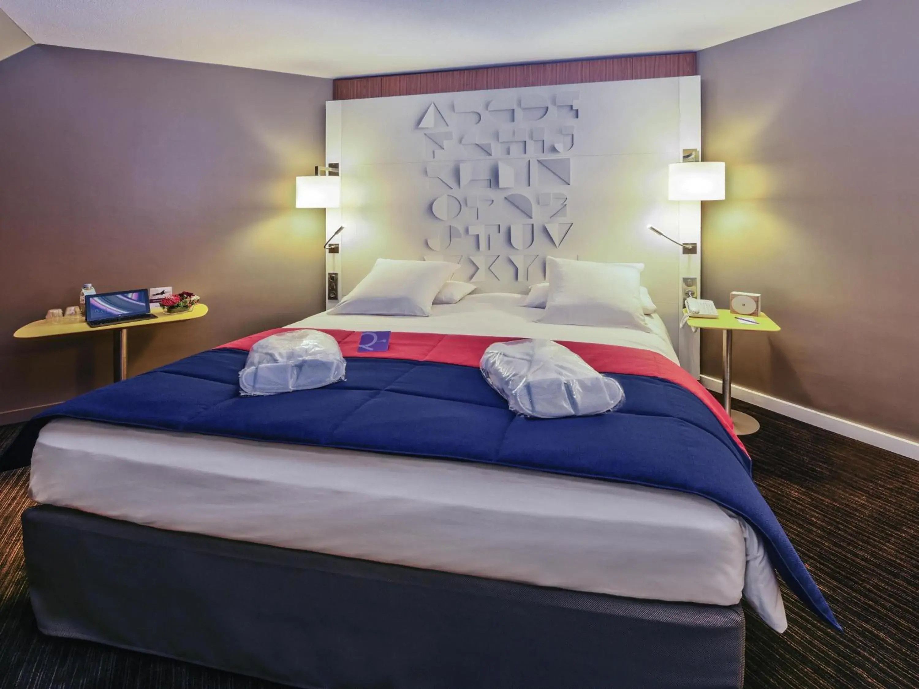 Bedroom, Bed in Mercure Rennes Centre Parlement Bedroom, Bed in Mercure Rennes Centre Parlement