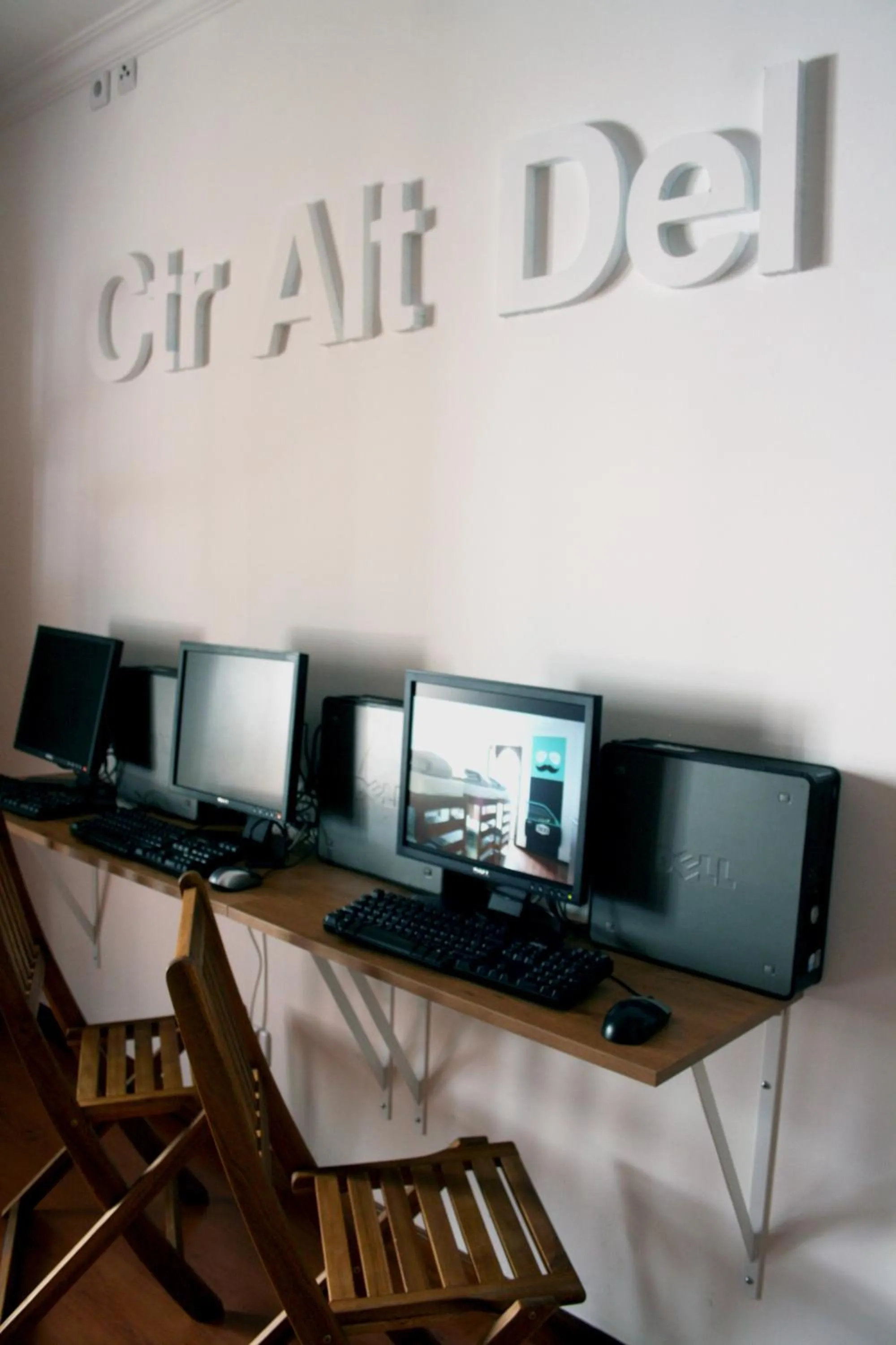 Communal lounge/ TV room in Hostel 2300 Thomar