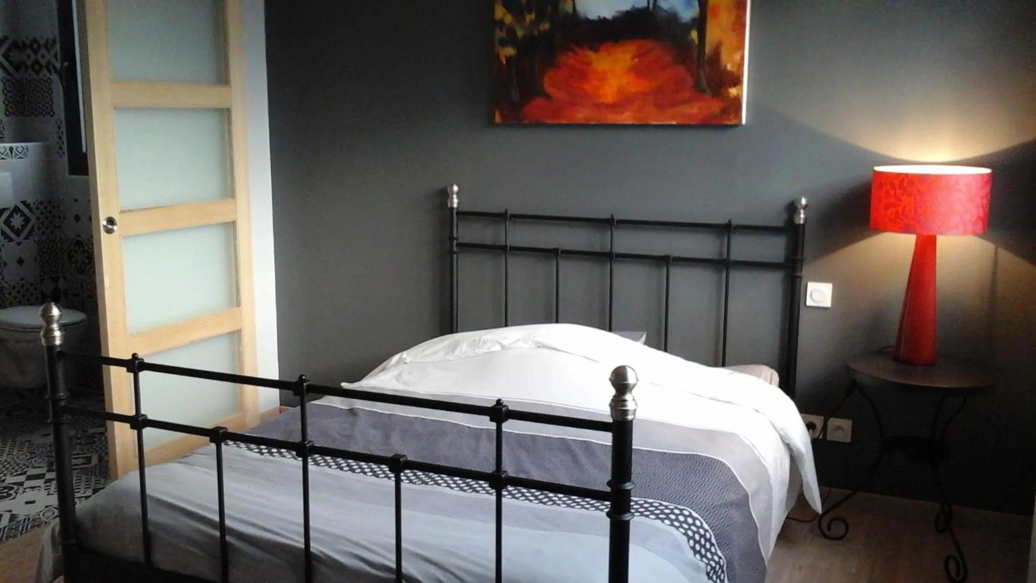Photo of the whole room, Bed in L atelier