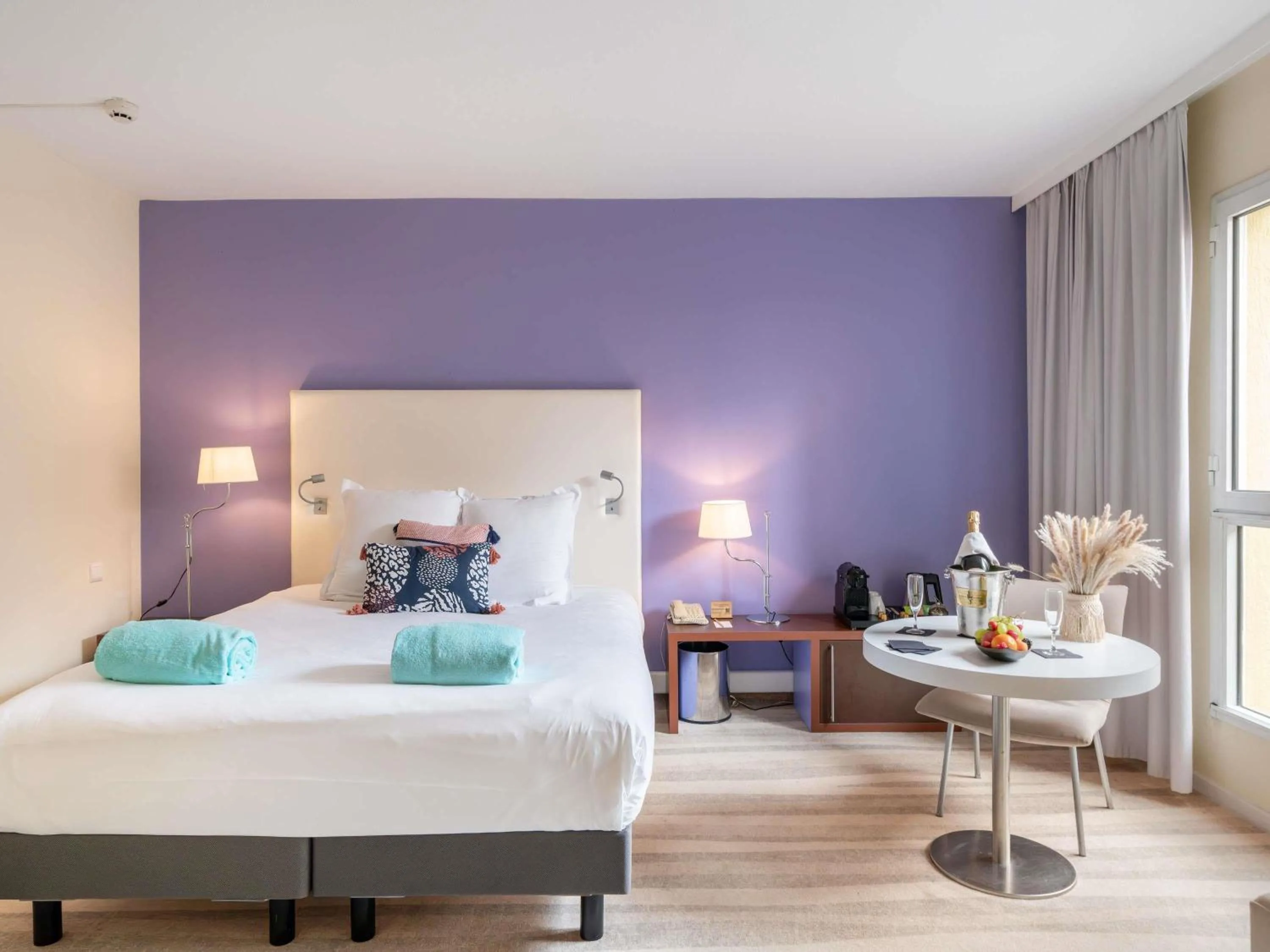 Bedroom, Bed in Mercure Antibes Sophia Antipolis