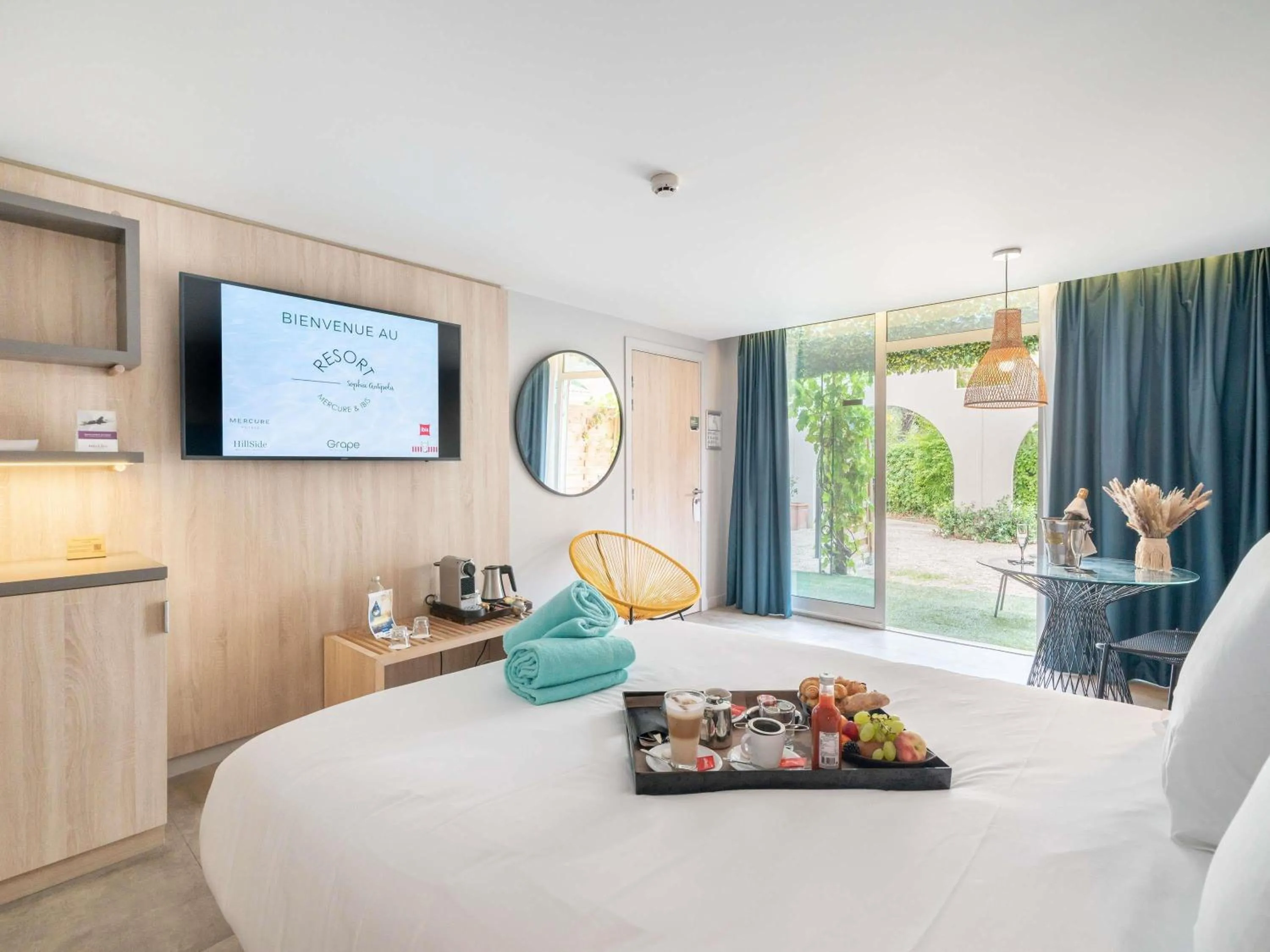Bedroom, Bed in Mercure Antibes Sophia Antipolis
