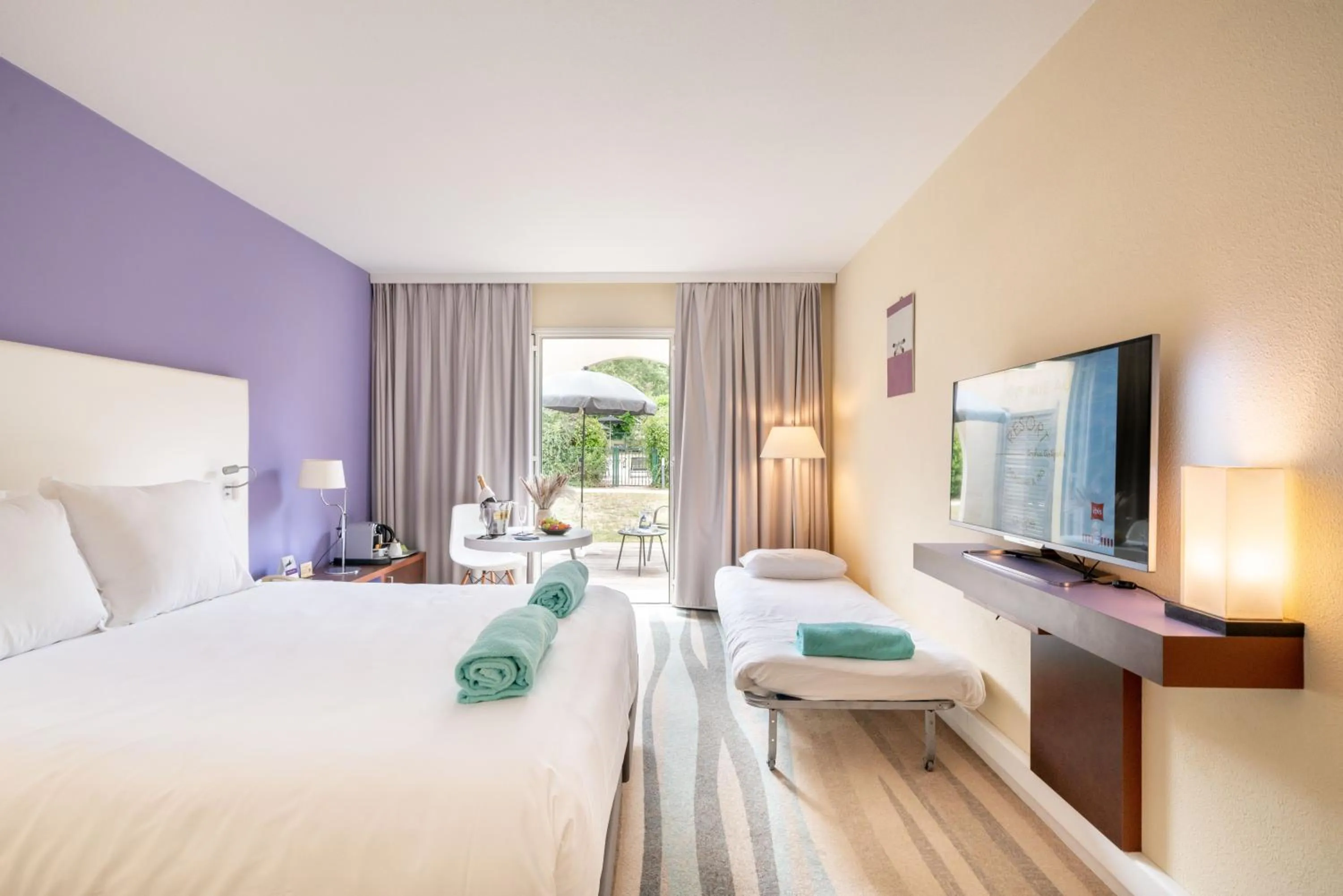 Photo of the whole room, Bed in Mercure Antibes Sophia Antipolis