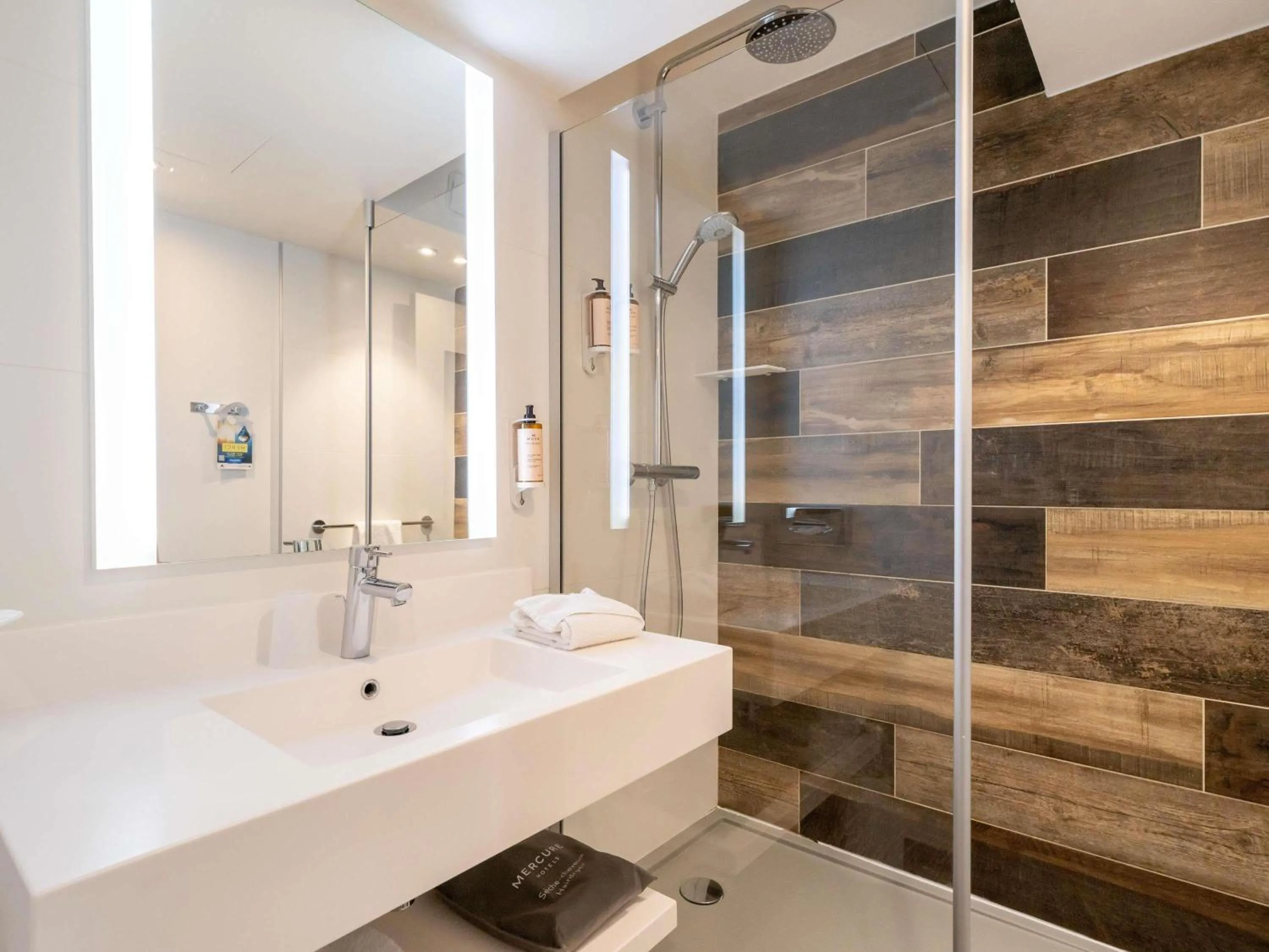 Bedroom in Mercure Antibes Sophia Antipolis