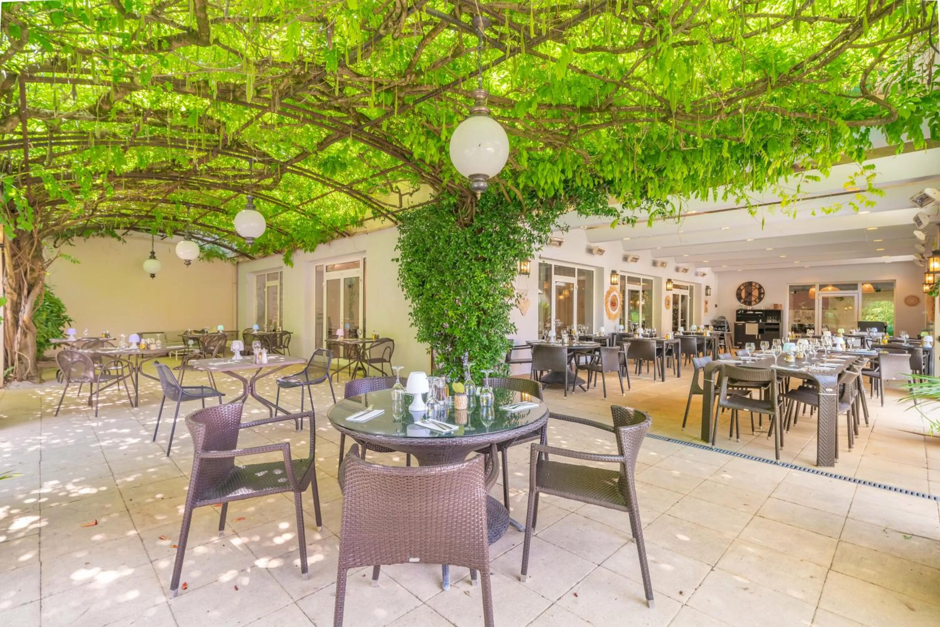 Restaurant/places to eat in Mercure Antibes Sophia Antipolis