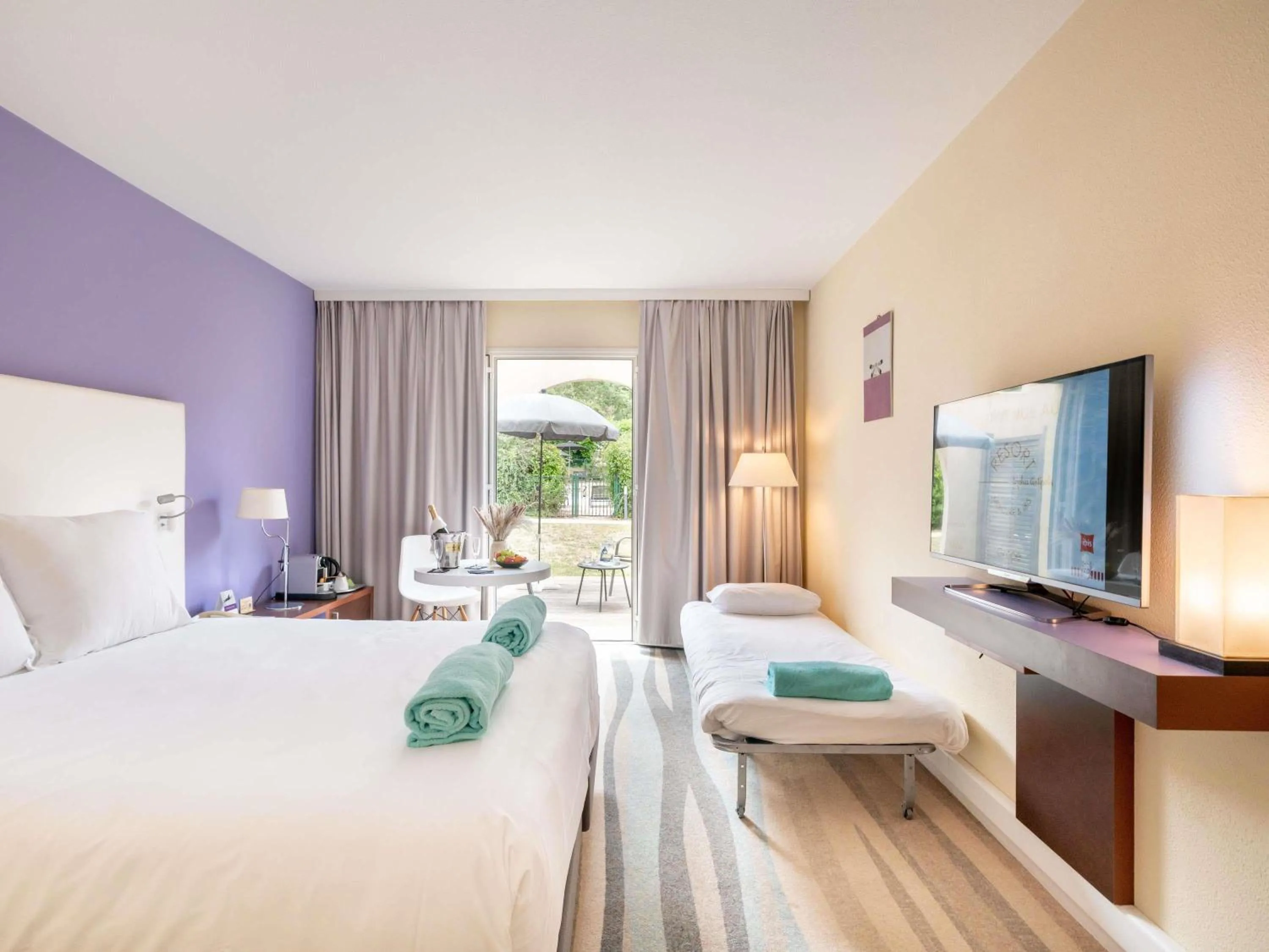 Bedroom, Bed in Mercure Antibes Sophia Antipolis