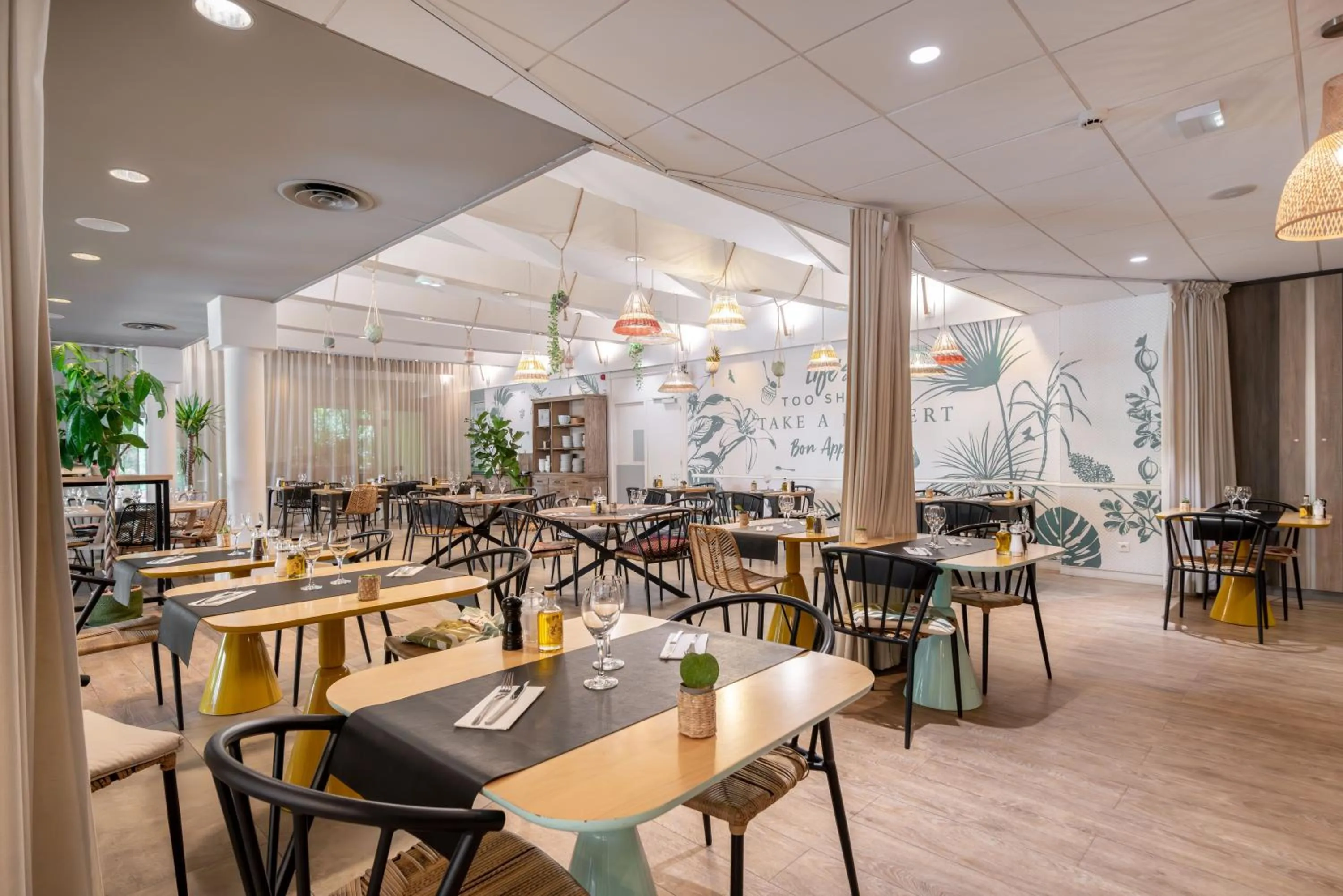 Restaurant/places to eat in Mercure Antibes Sophia Antipolis