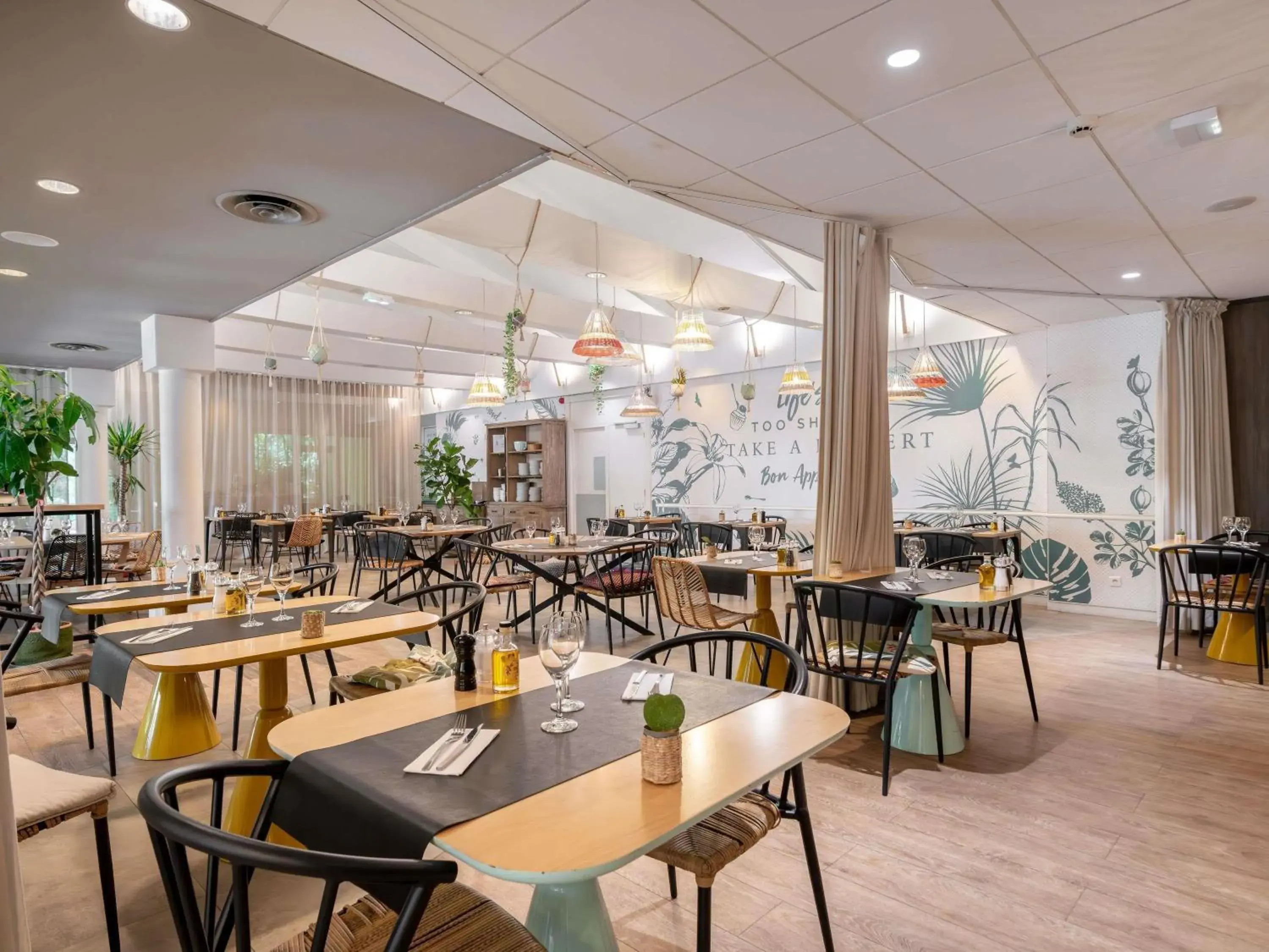 Restaurant/places to eat in Mercure Antibes Sophia Antipolis Restaurant/places to eat in Mercure Antibes Sophia Antipolis