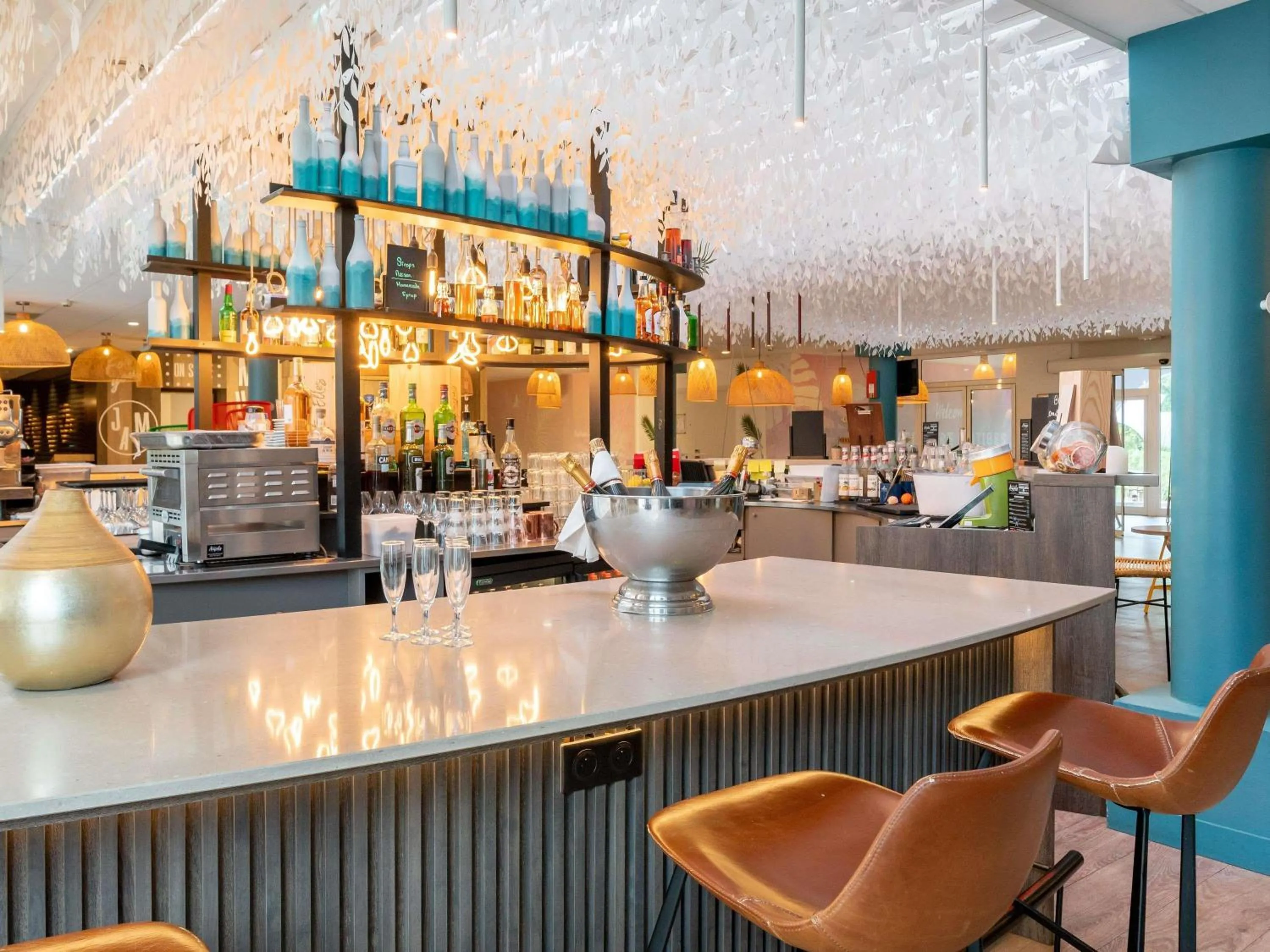 Lounge or bar in Mercure Antibes Sophia Antipolis