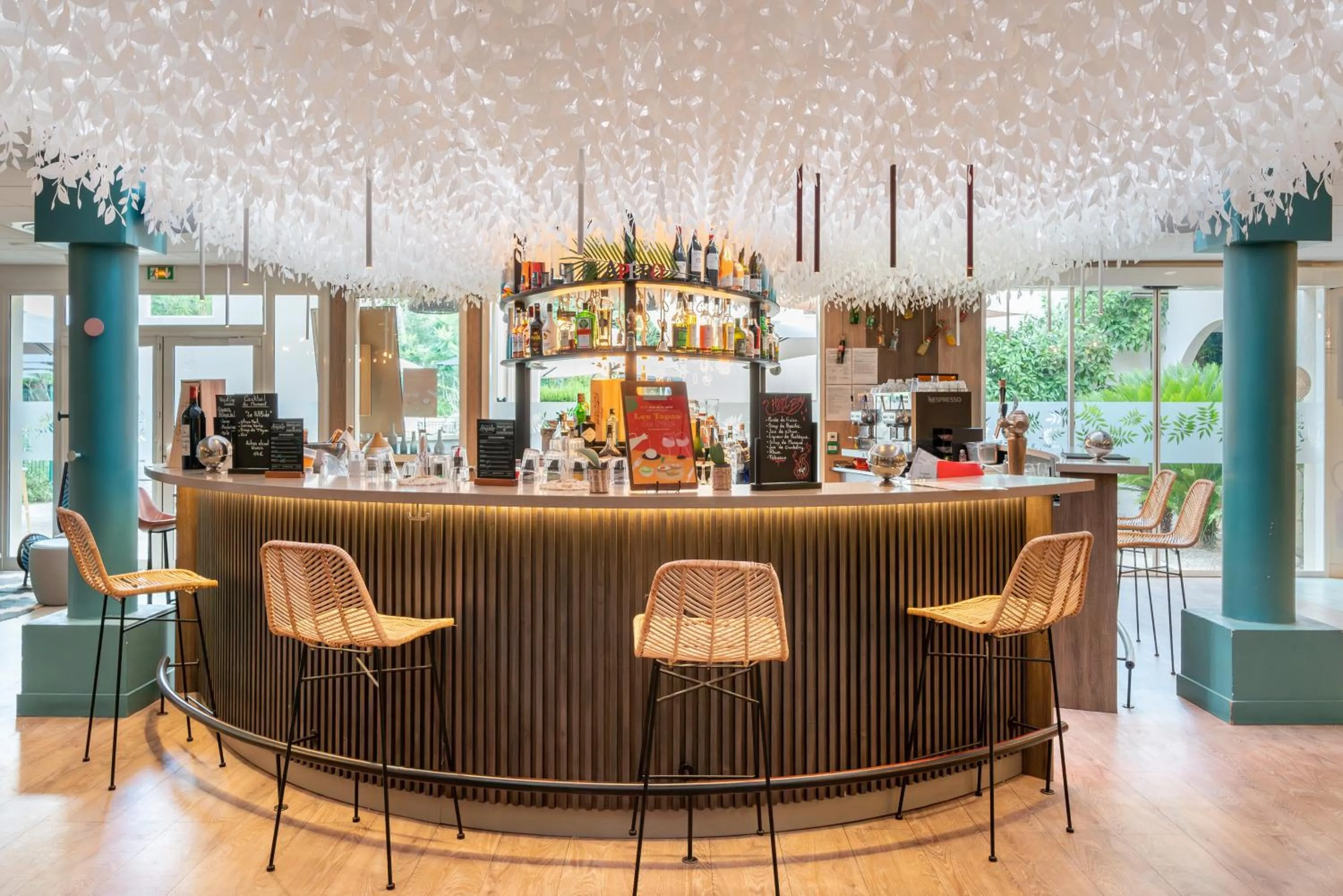 Lounge or bar in Mercure Antibes Sophia Antipolis