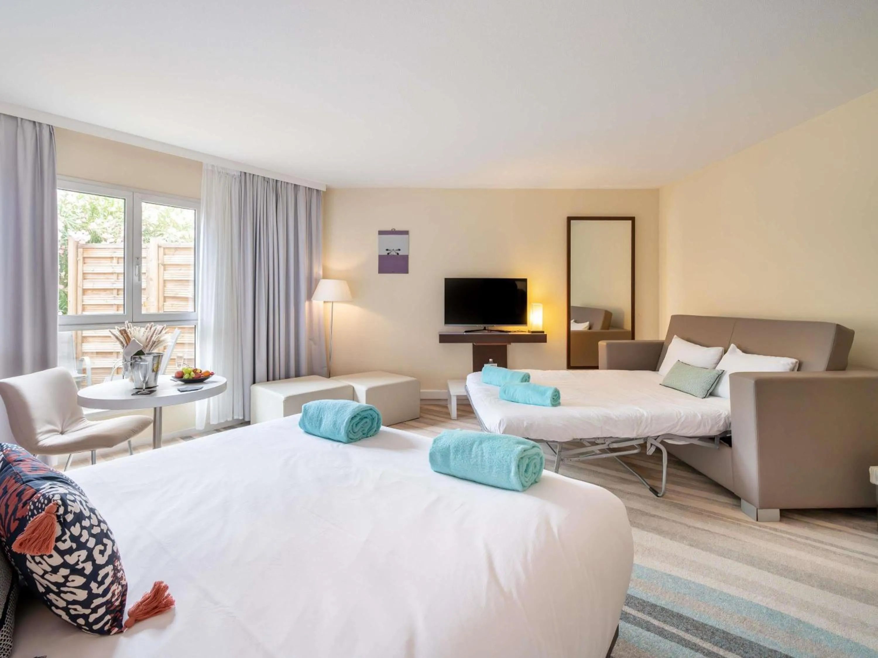 Bedroom, Bed in Mercure Antibes Sophia Antipolis