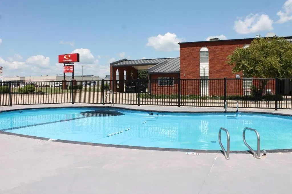 Swimming pool in Econo lodge Kennett