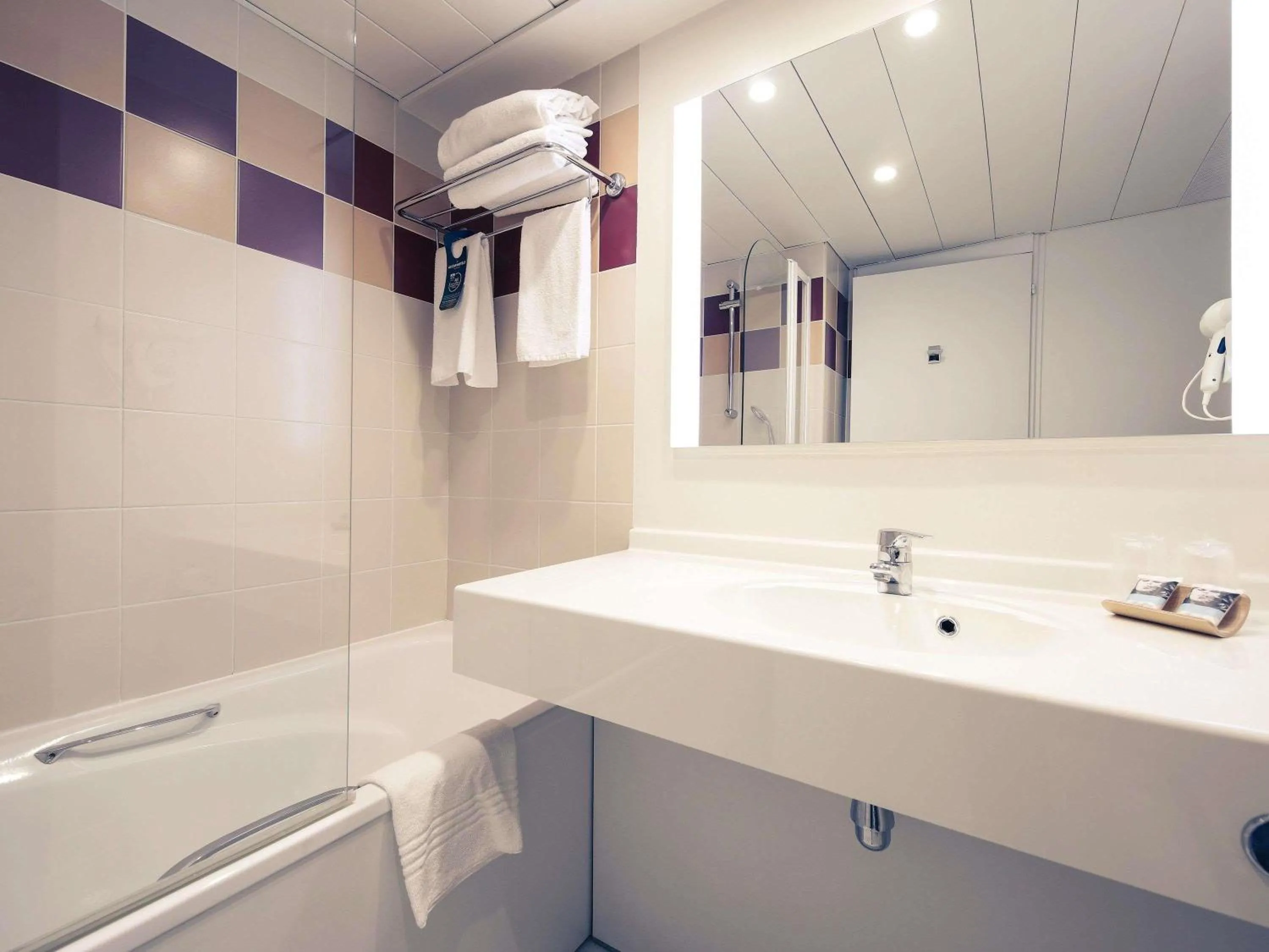 Bedroom in Mercure Grenoble Centre Alpotel