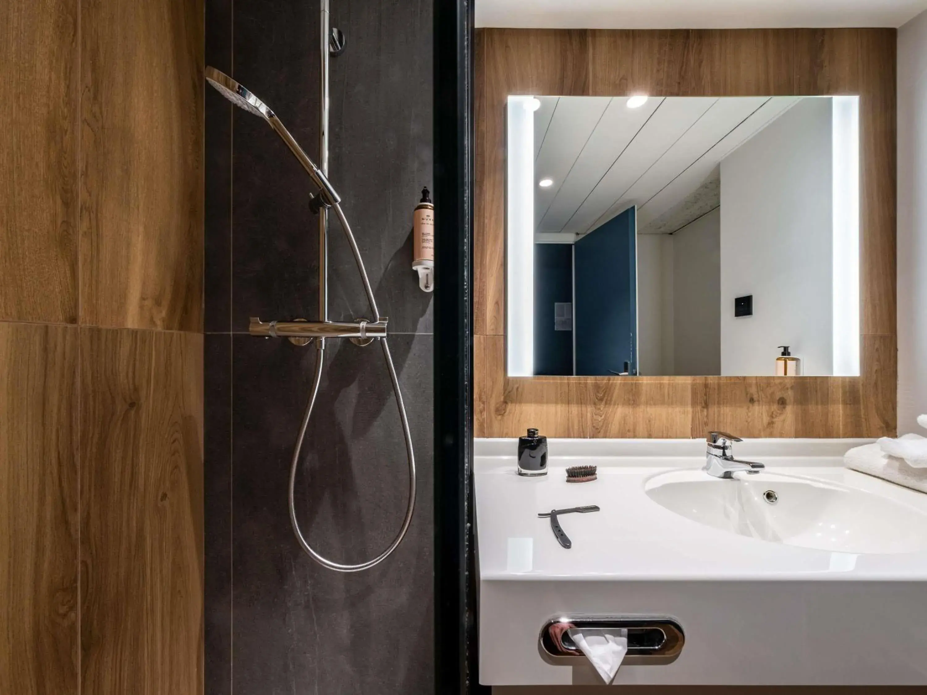 Bedroom in Mercure Grenoble Centre Alpotel Bedroom in Mercure Grenoble Centre Alpotel