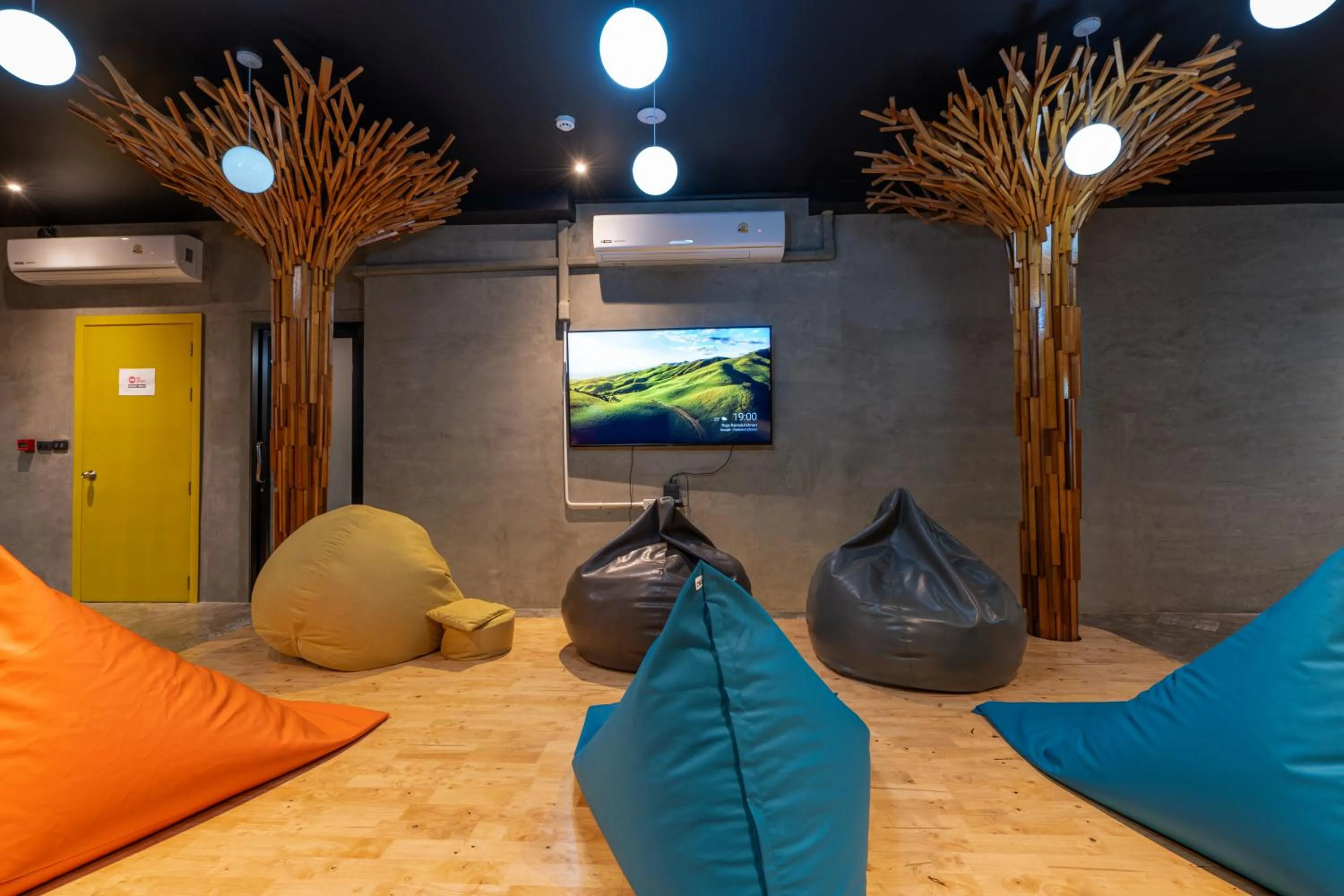 Communal lounge/ TV room in Patong Poshtel