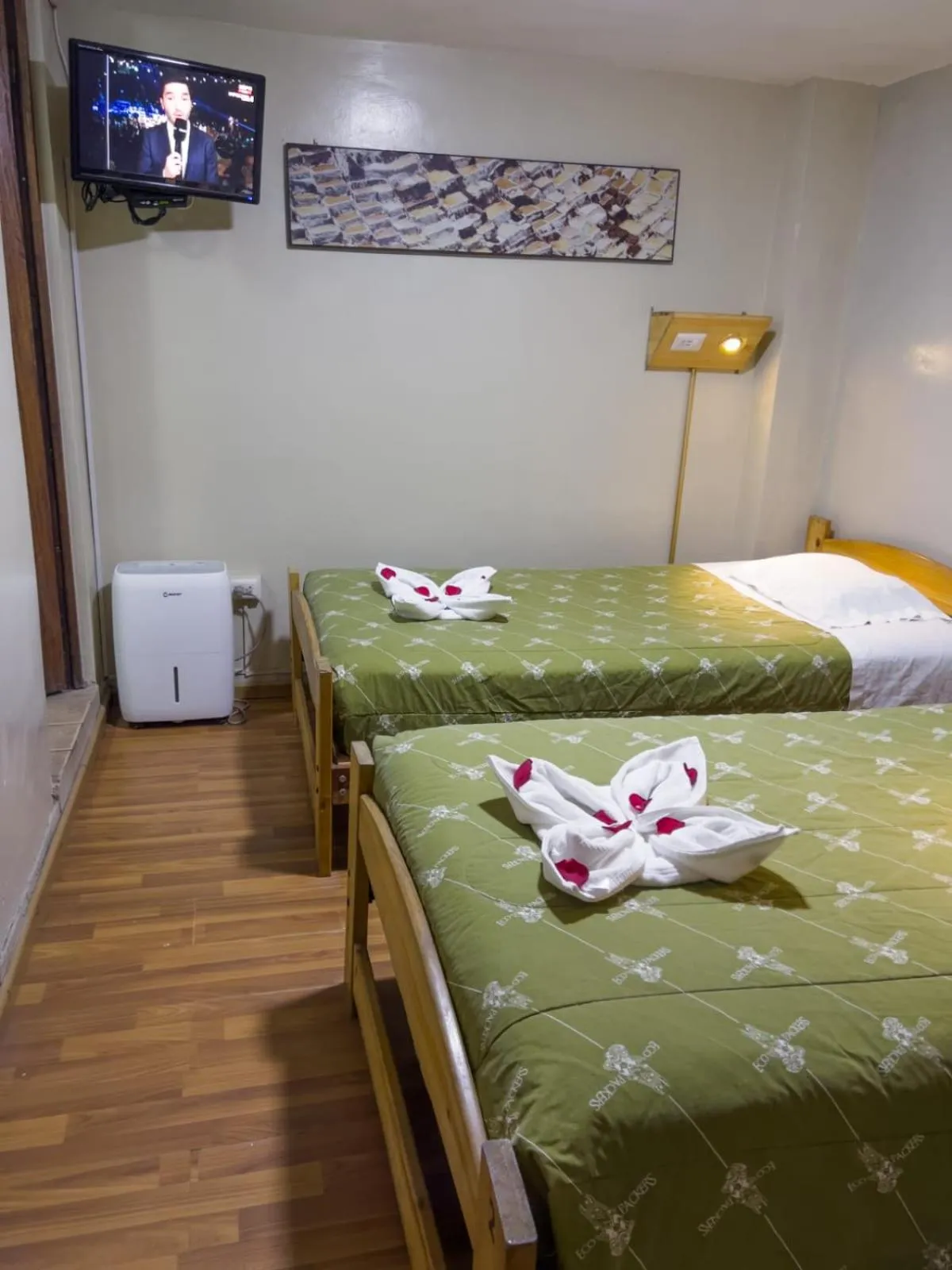 Communal lounge/ TV room, Bed in Nativus Hostel Machu Picchu