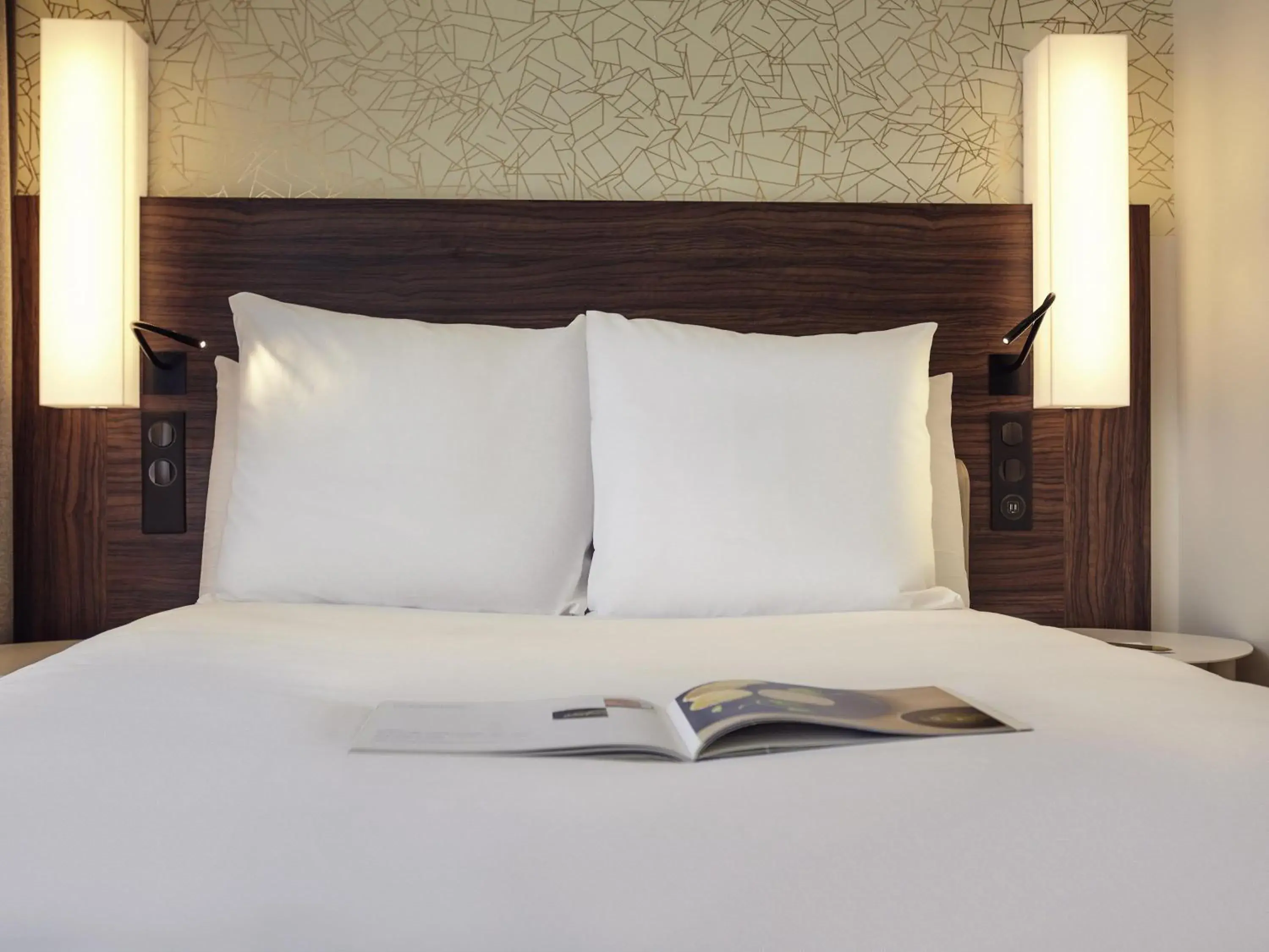 Bedroom, Bed in Mercure Paris Arc de Triomphe Etoile Bedroom, Bed in Mercure Paris Arc de Triomphe Etoile