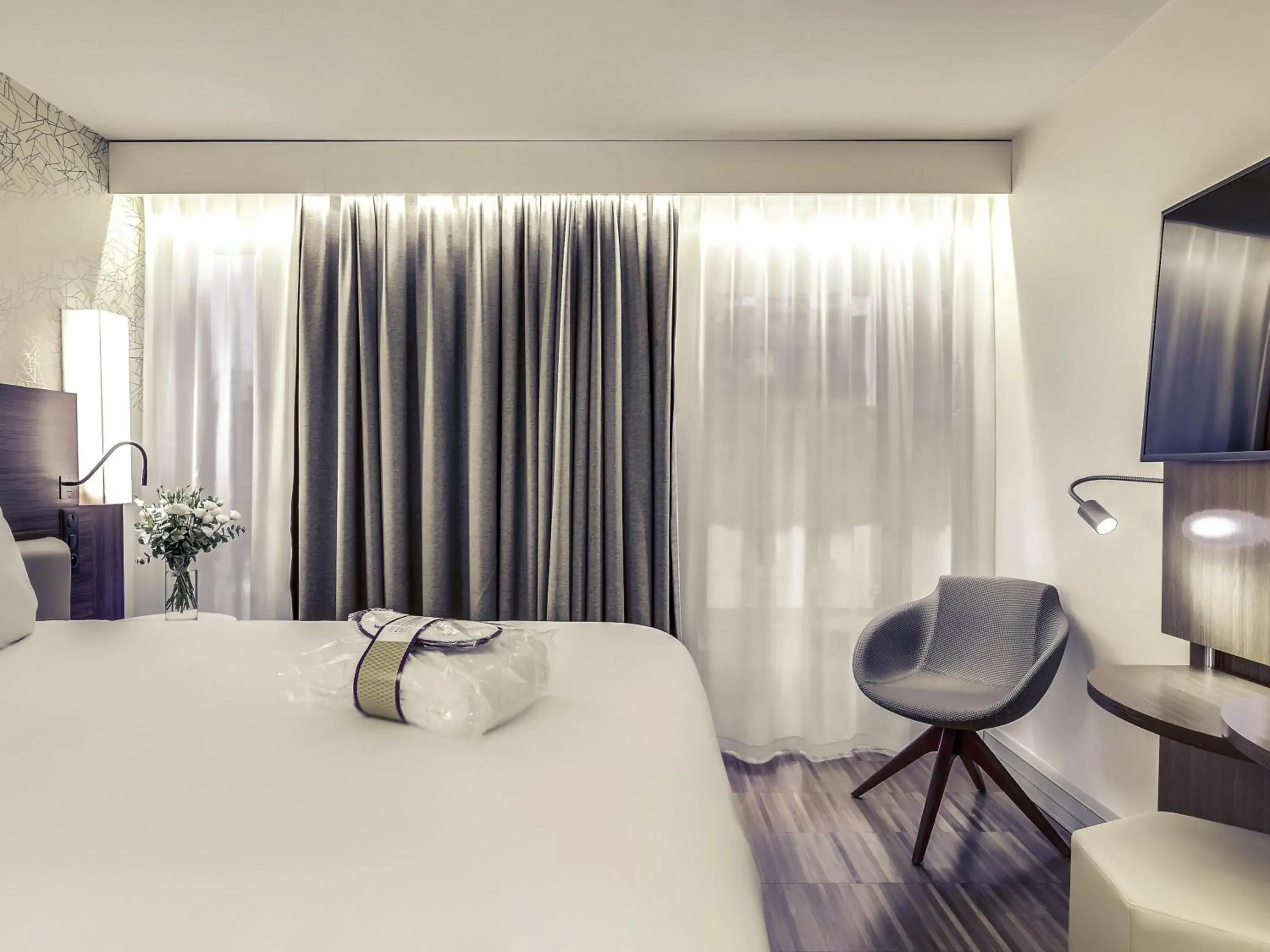 Bedroom, Bed in Mercure Paris Arc de Triomphe Etoile Bedroom, Bed in Mercure Paris Arc de Triomphe Etoile