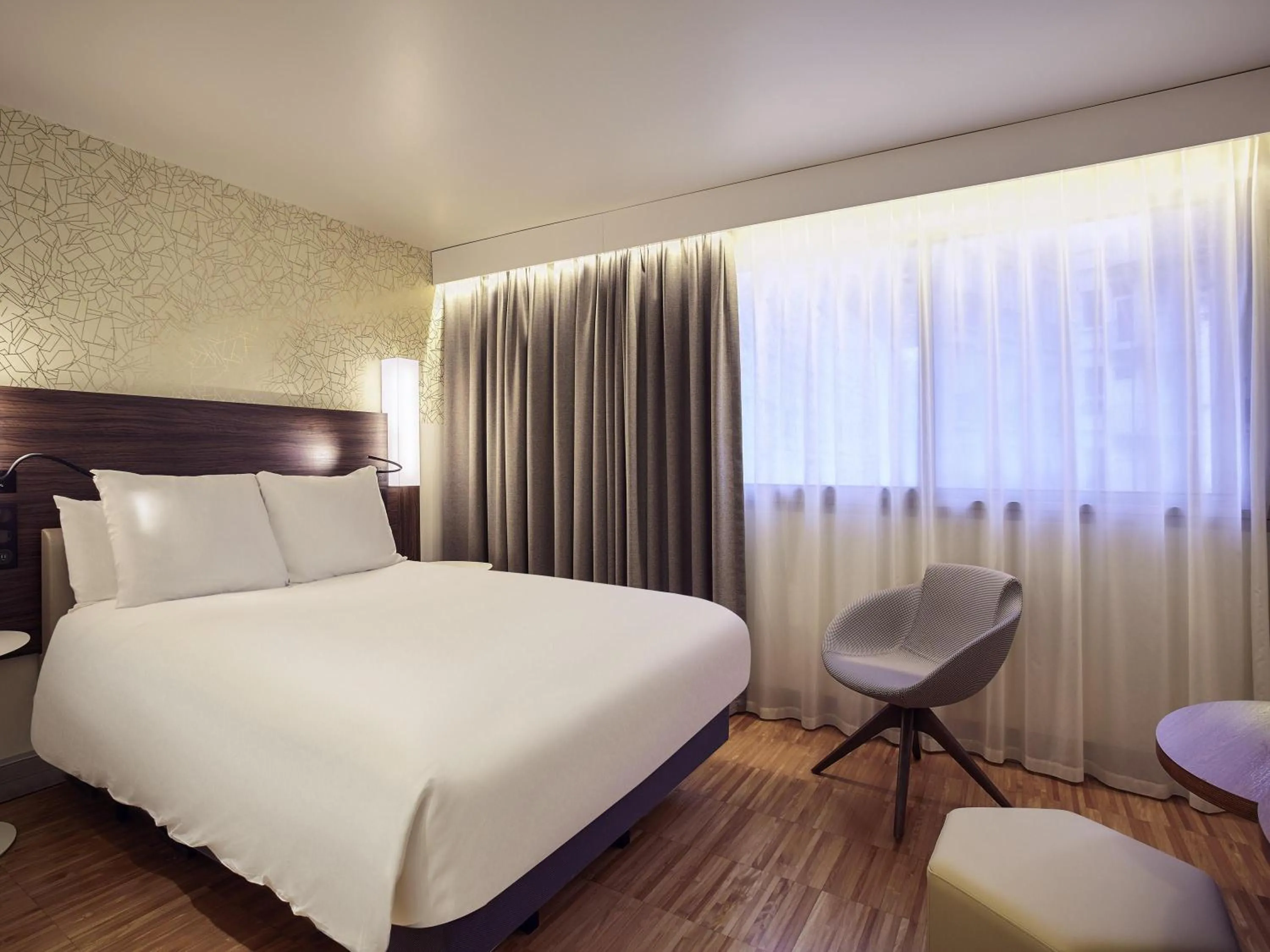 Bedroom, Bed in Mercure Paris Arc de Triomphe Etoile