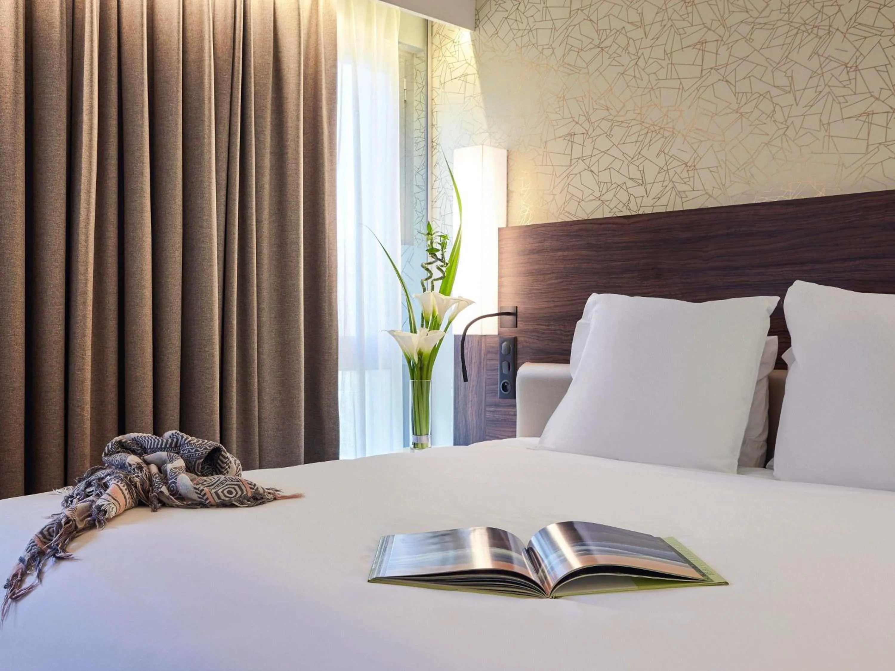 Property building, Bed in Mercure Paris Arc de Triomphe Etoile