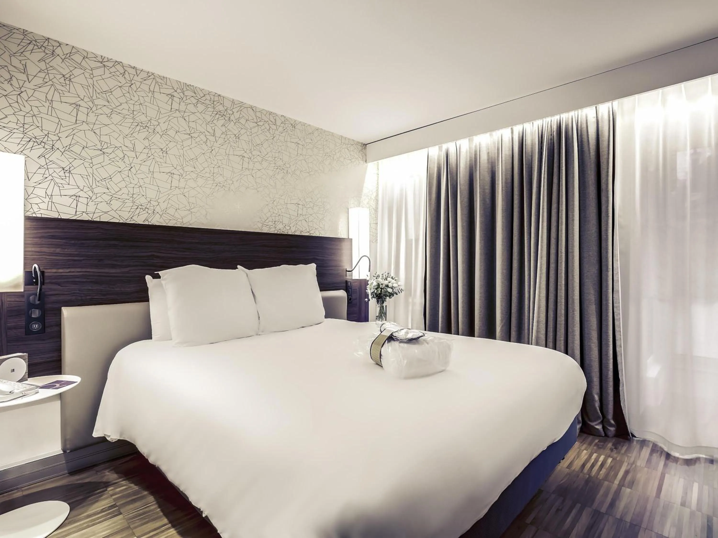 Bedroom, Bed in Mercure Paris Arc de Triomphe Etoile