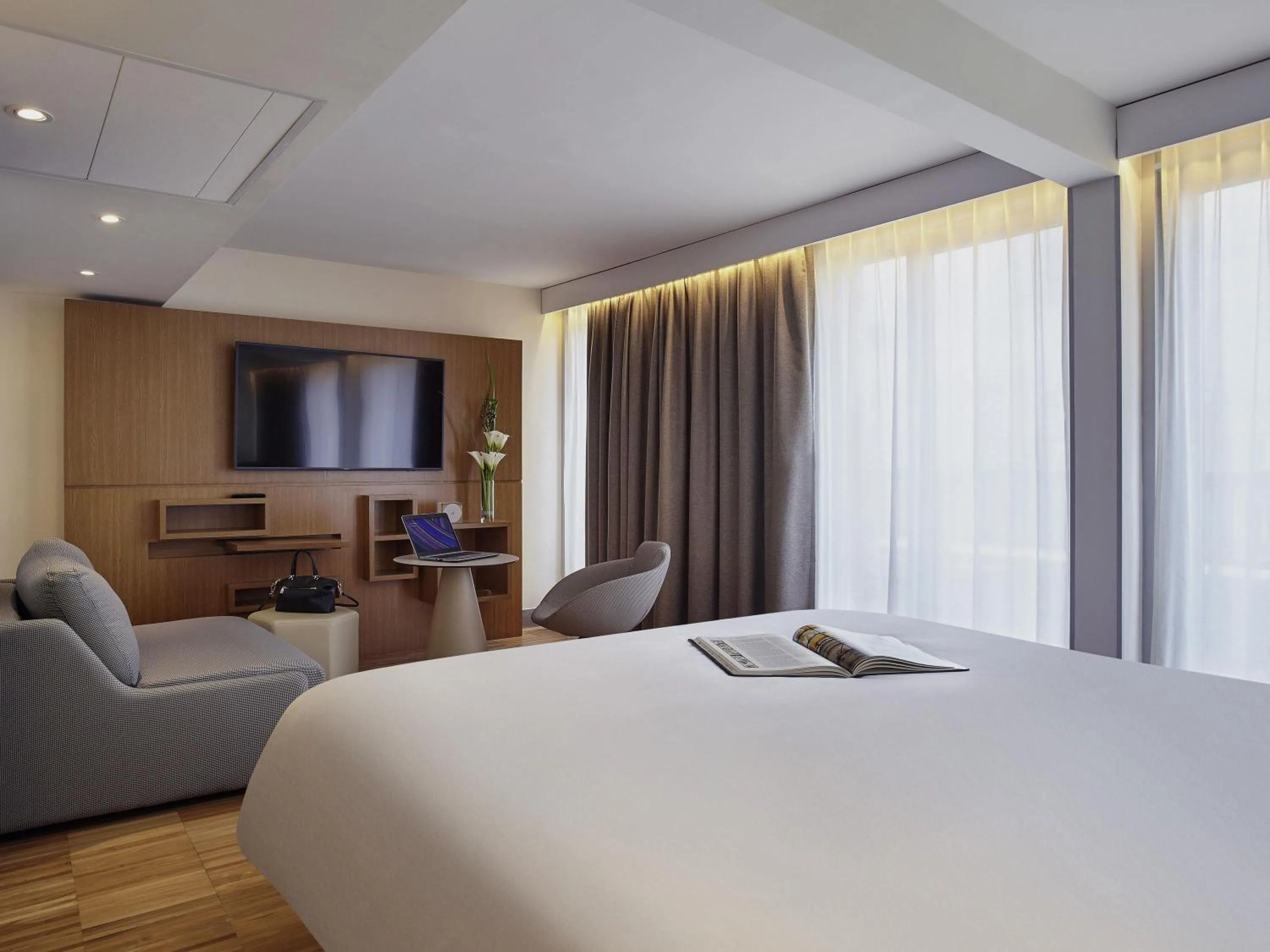 Bedroom, Bed in Mercure Paris Arc de Triomphe Etoile