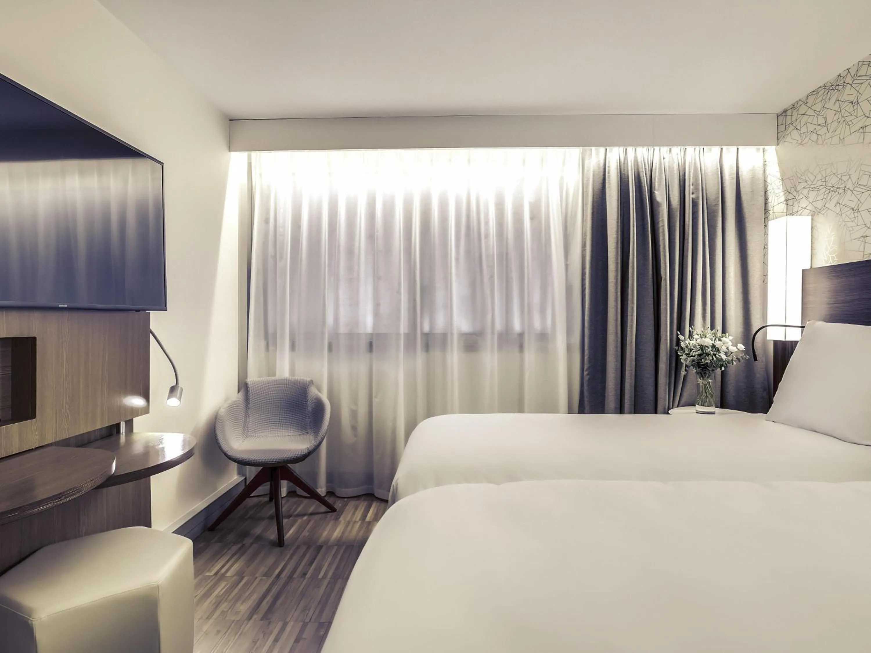 Bedroom, Bed in Mercure Paris Arc de Triomphe Etoile