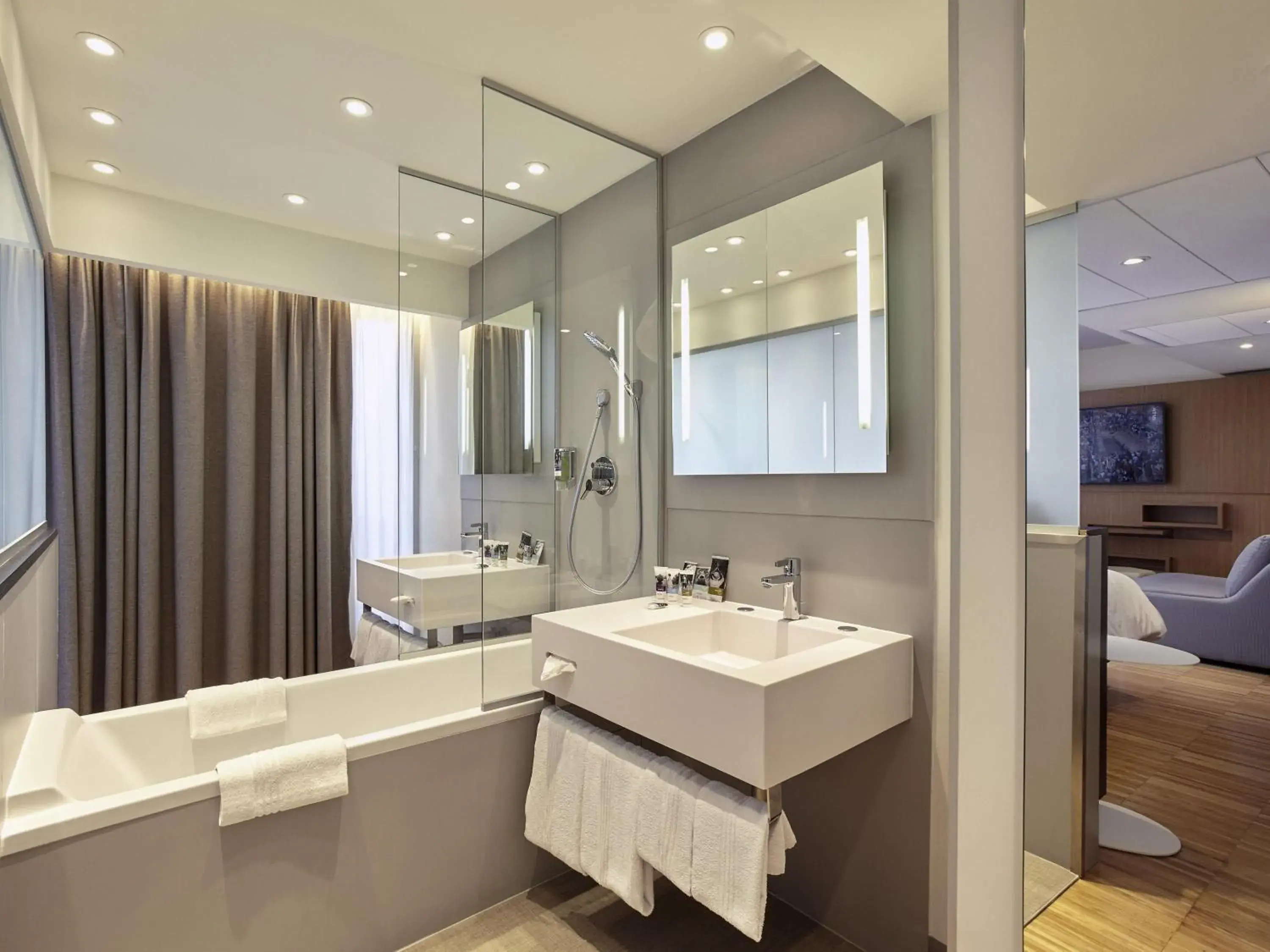 Bedroom in Mercure Paris Arc de Triomphe Etoile Bedroom in Mercure Paris Arc de Triomphe Etoile