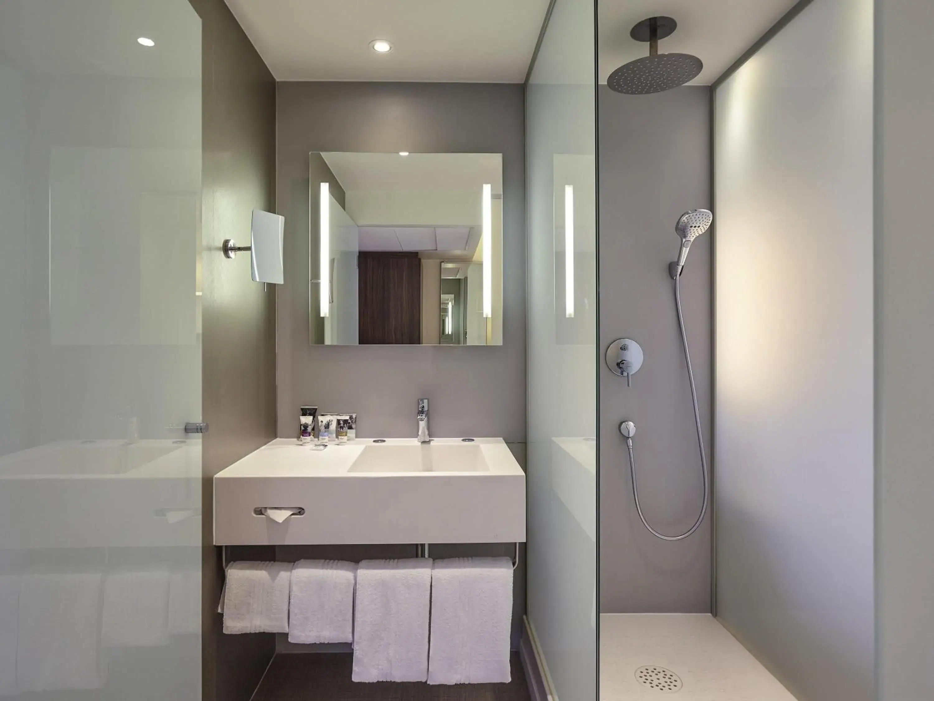 Bedroom in Mercure Paris Arc de Triomphe Etoile Bedroom in Mercure Paris Arc de Triomphe Etoile