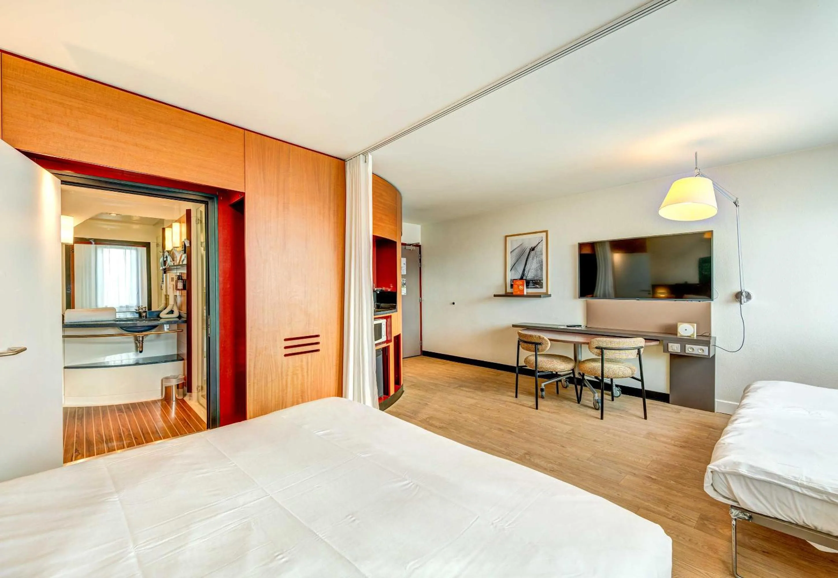 Bed in B&B HOME Paris Nord 18ème