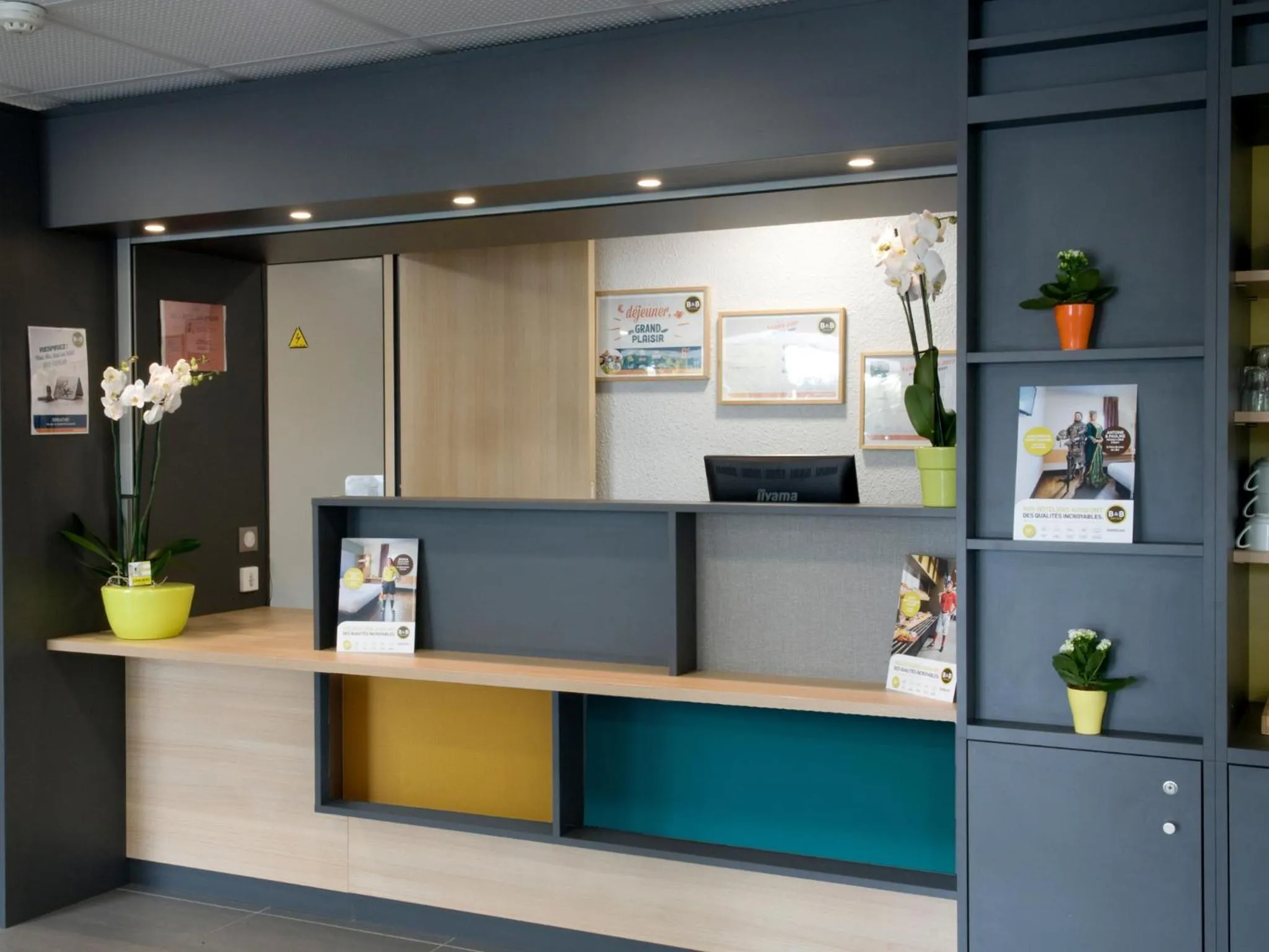 Lobby or reception in B&B HOME Paris Nord 18ème