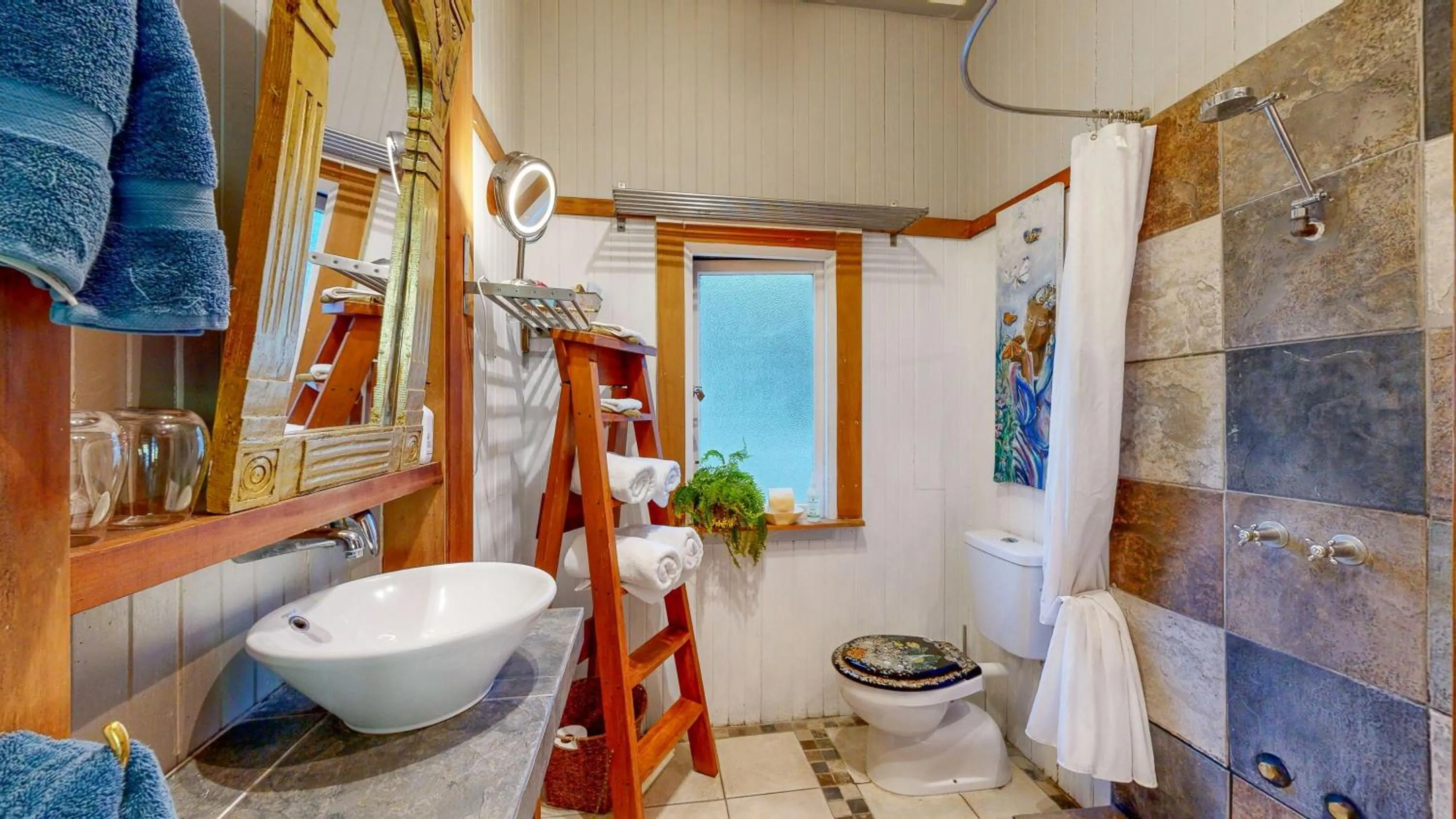 Toilet in Bluff Hill Lighthouse B&B