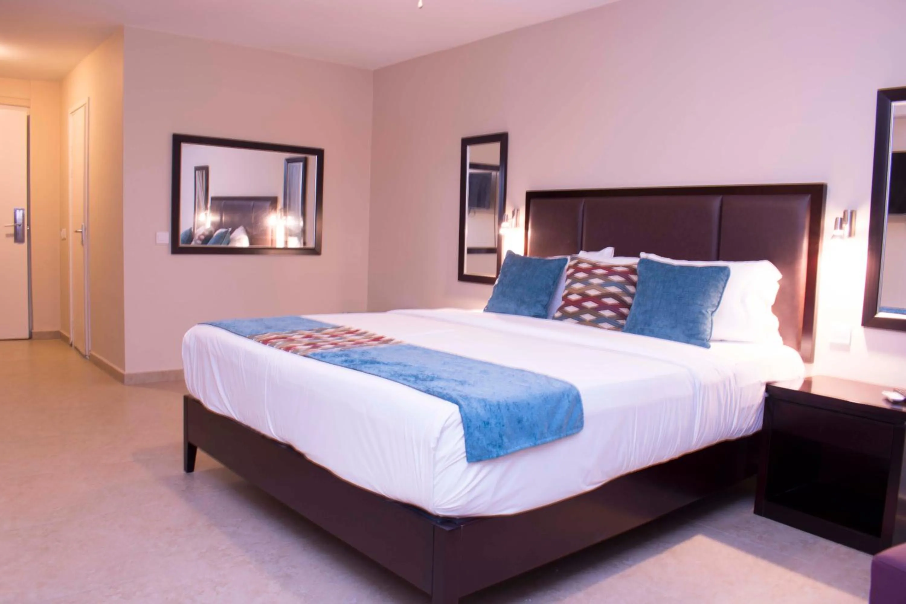 Bed in Best Western Plus Accra Beach Hotel