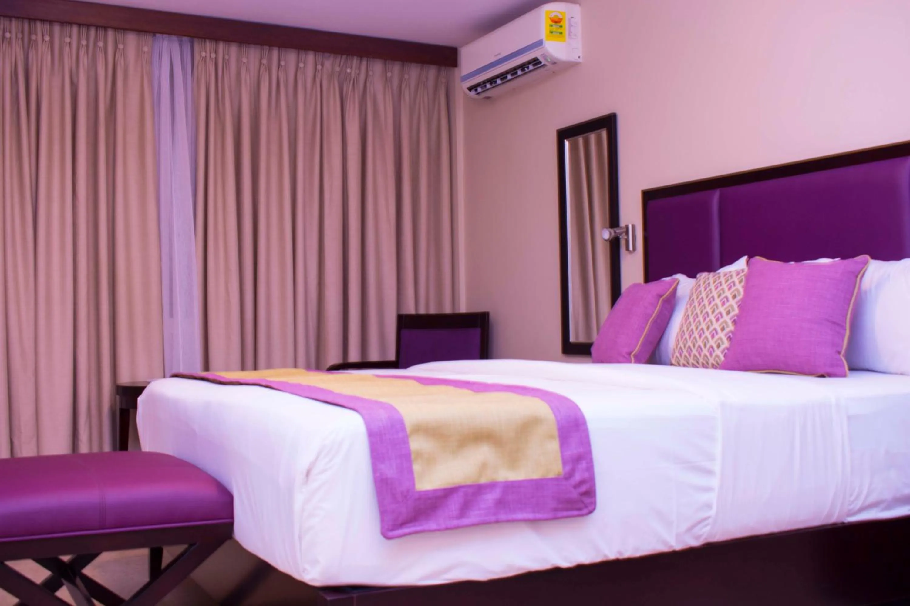 Bed in Best Western Plus Accra Beach Hotel
