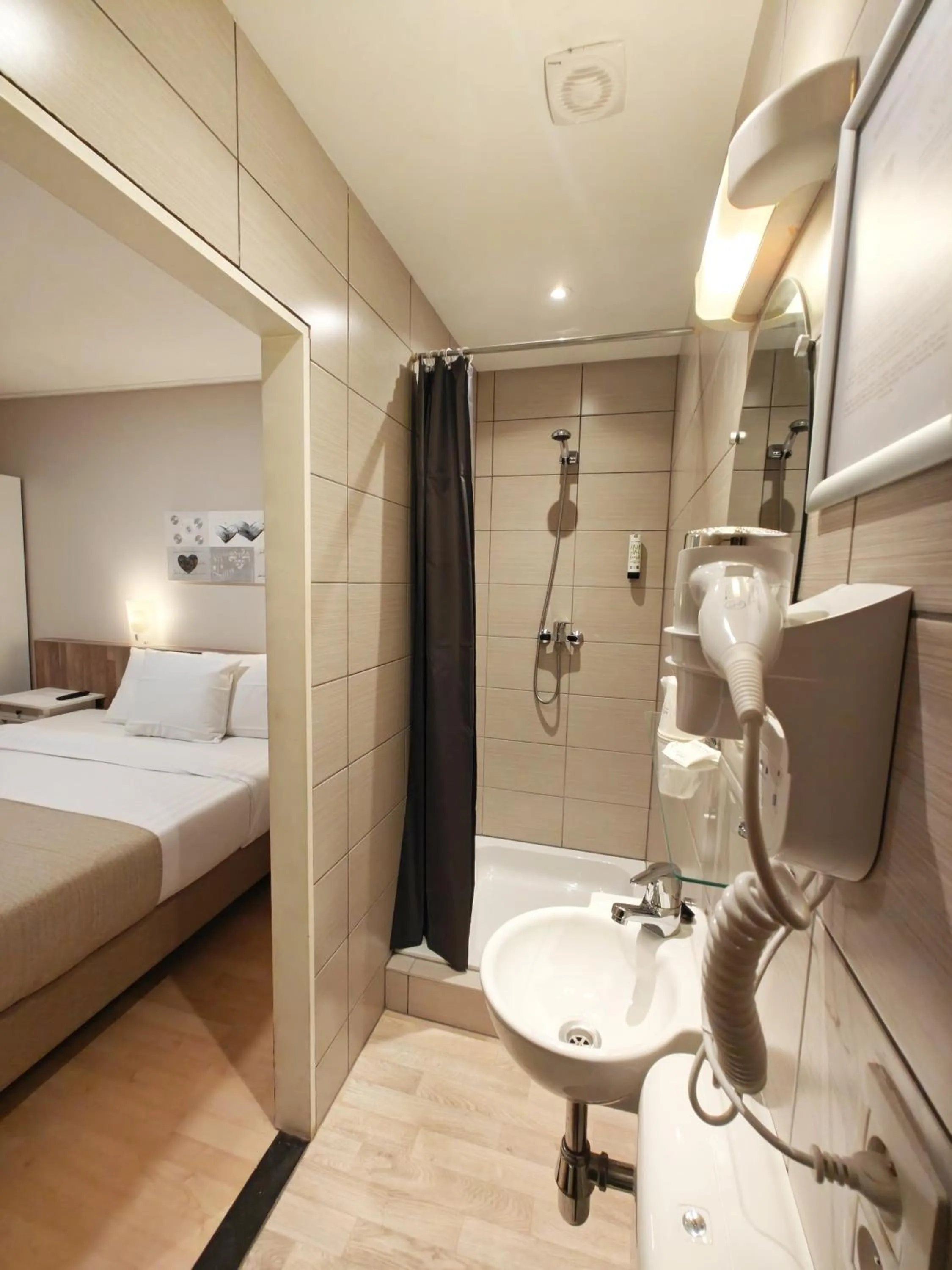 Shower, Bed in Hotel Tropicana
