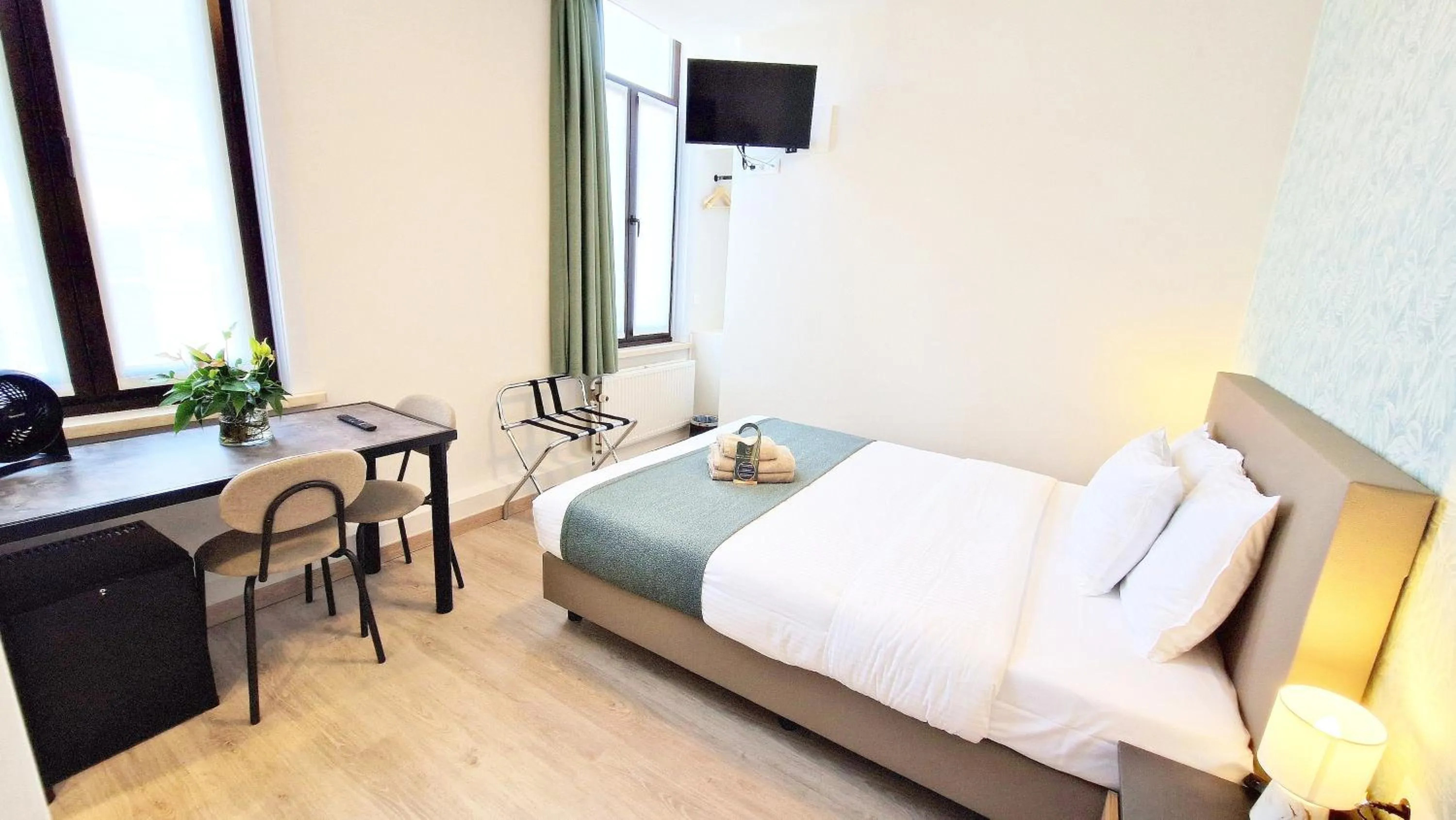 Bedroom, Bed in Hotel Tropicana