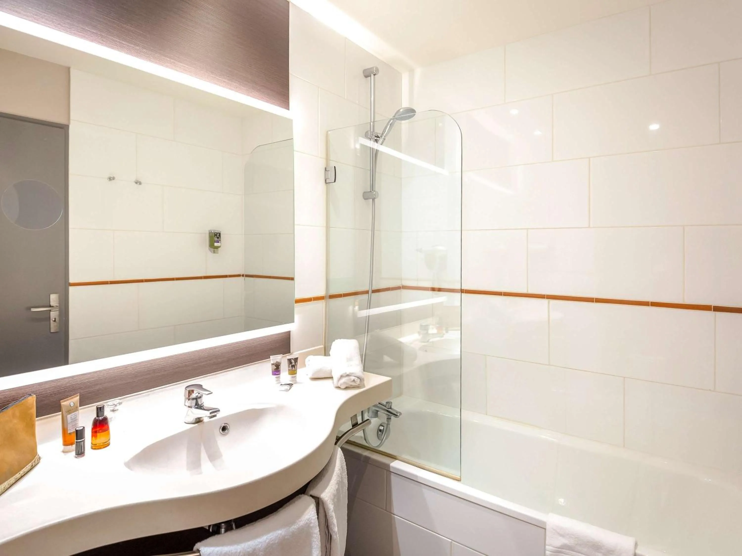 Photo of the whole room in Mercure Cavaillon