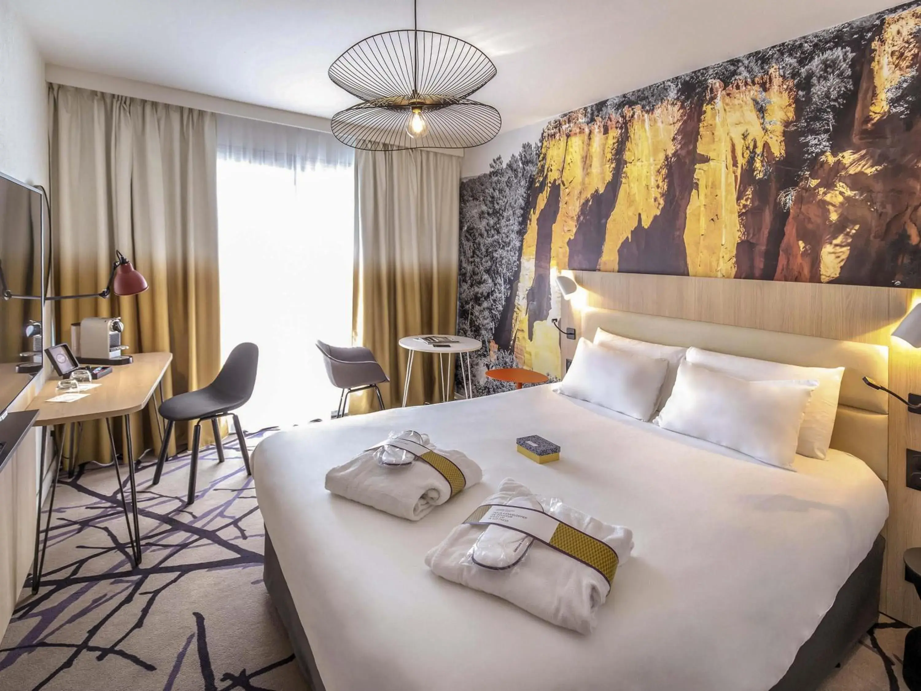 Bedroom, Bed in Mercure Cavaillon Bedroom, Bed in Mercure Cavaillon