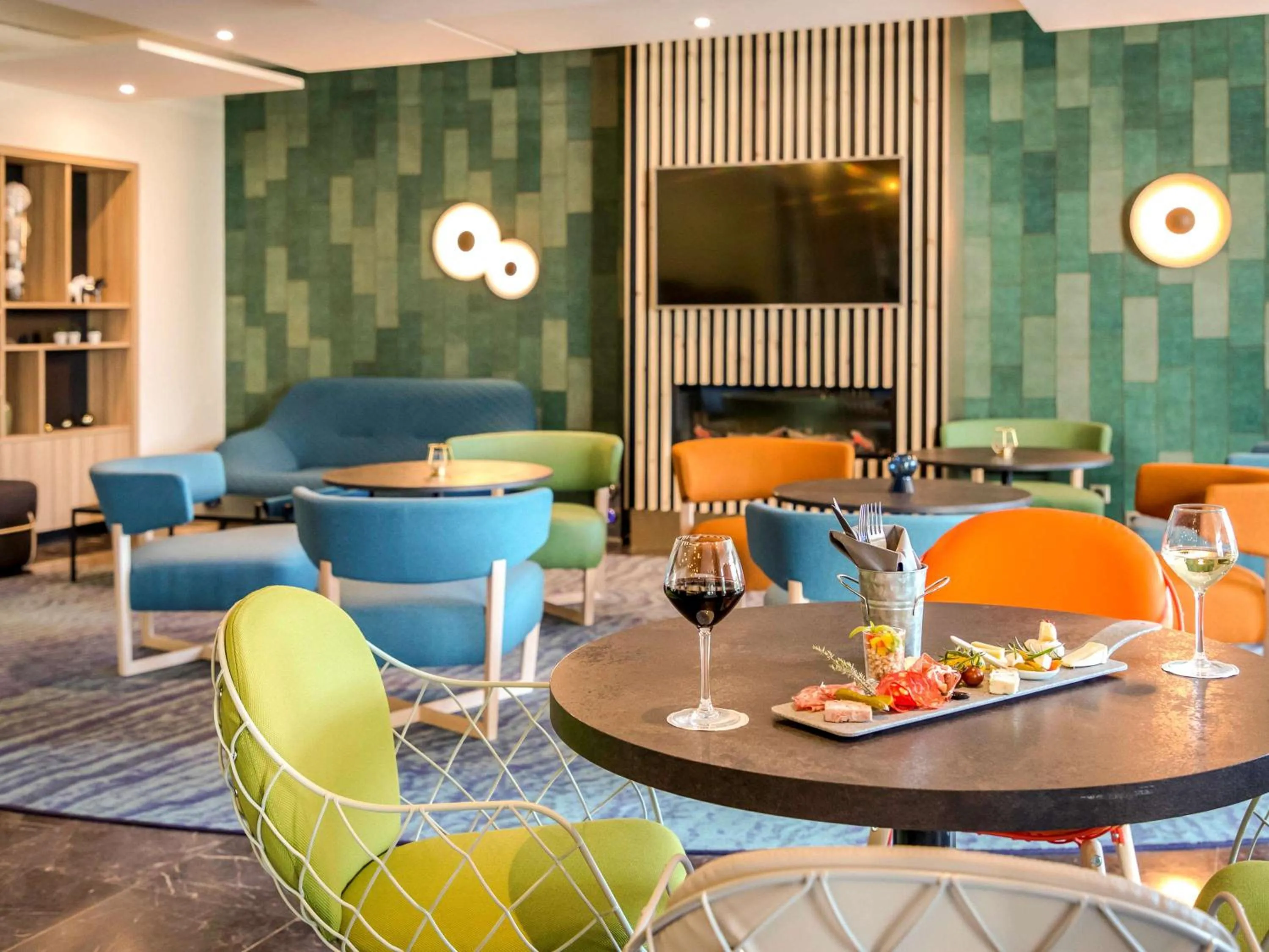 Lounge or bar in Mercure Cavaillon