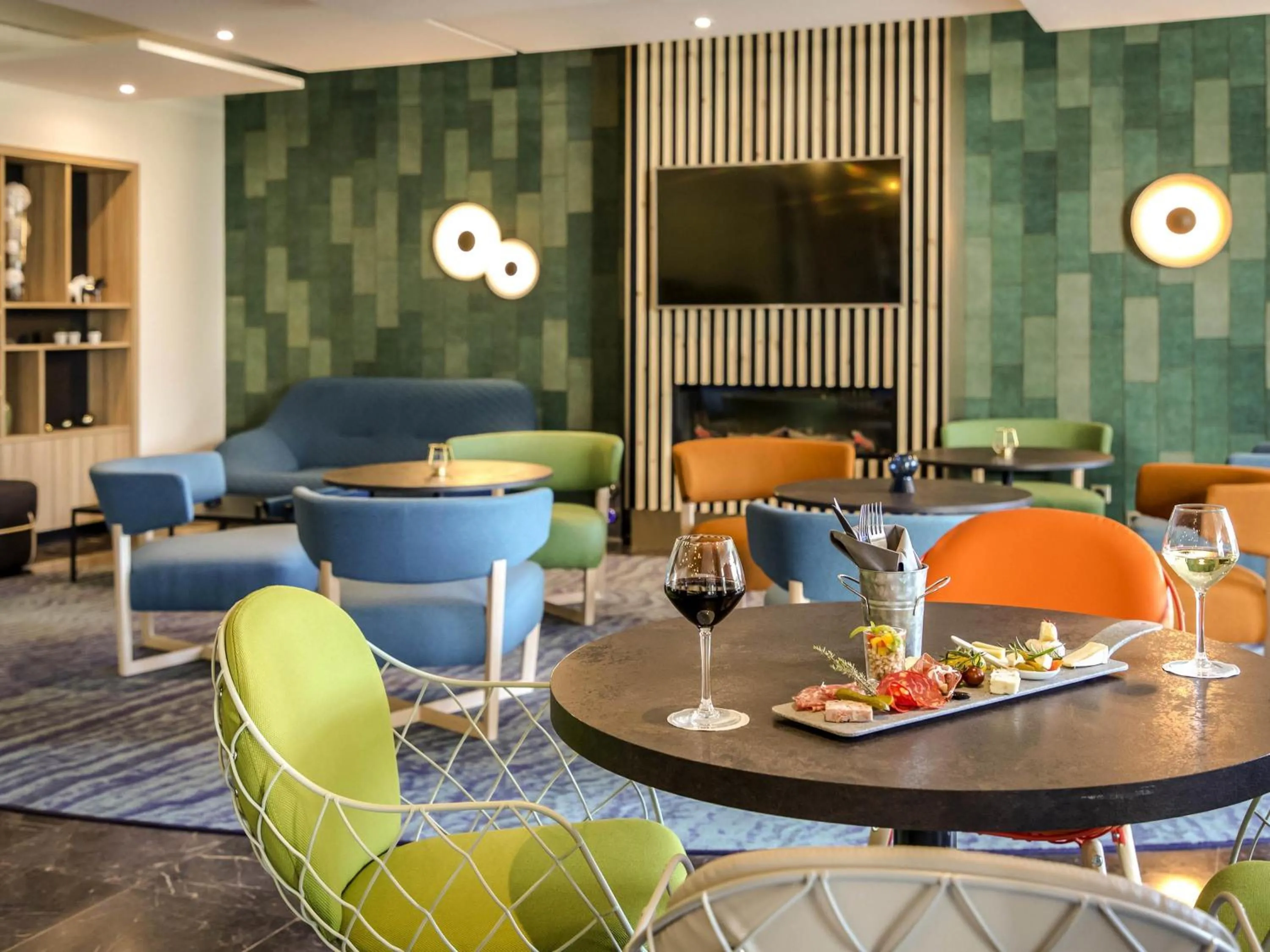 Lounge or bar in Mercure Cavaillon