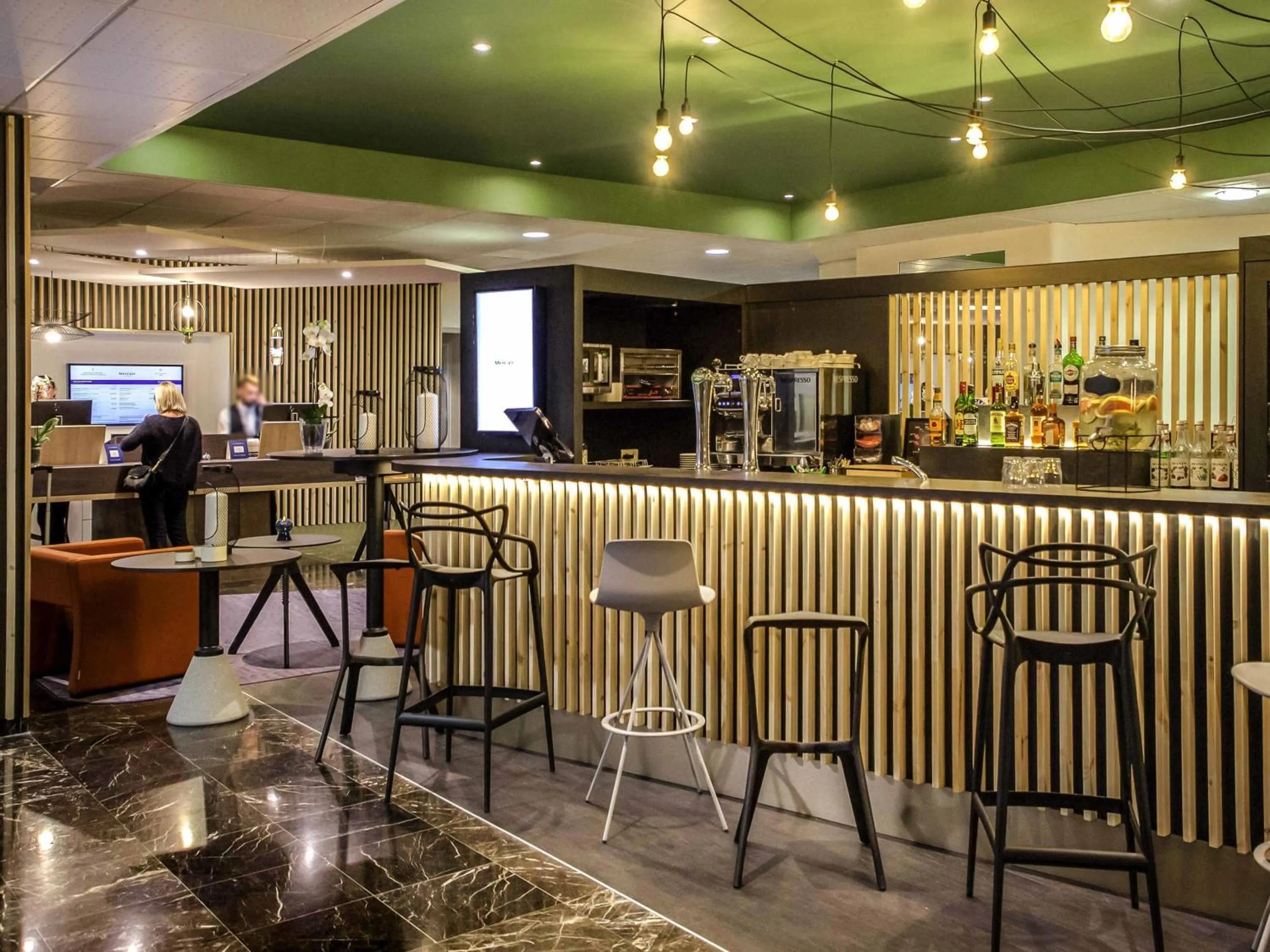 Lounge or bar in Mercure Cavaillon