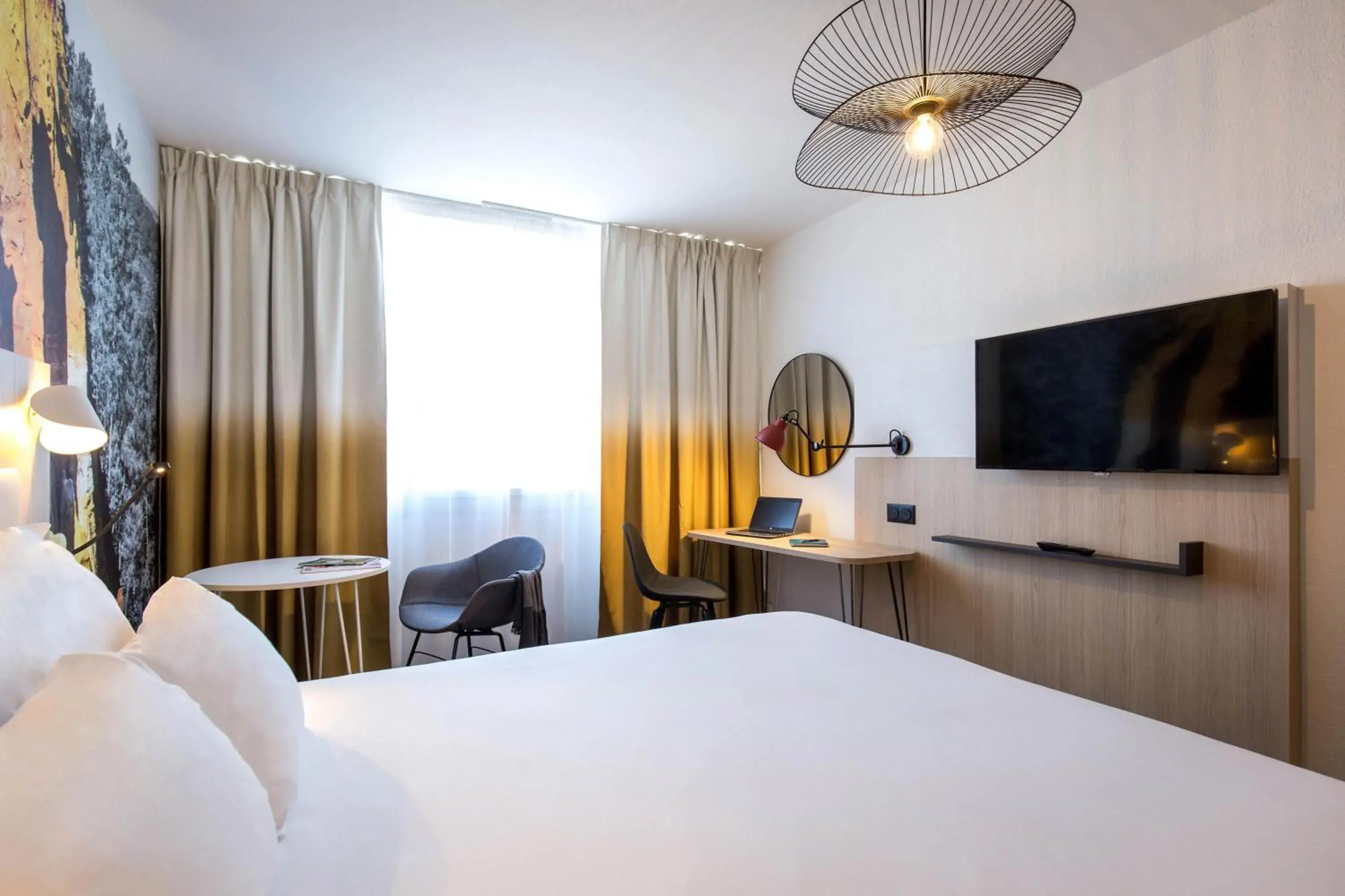 TV and multimedia, Bed in Mercure Cavaillon TV and multimedia, Bed in Mercure Cavaillon