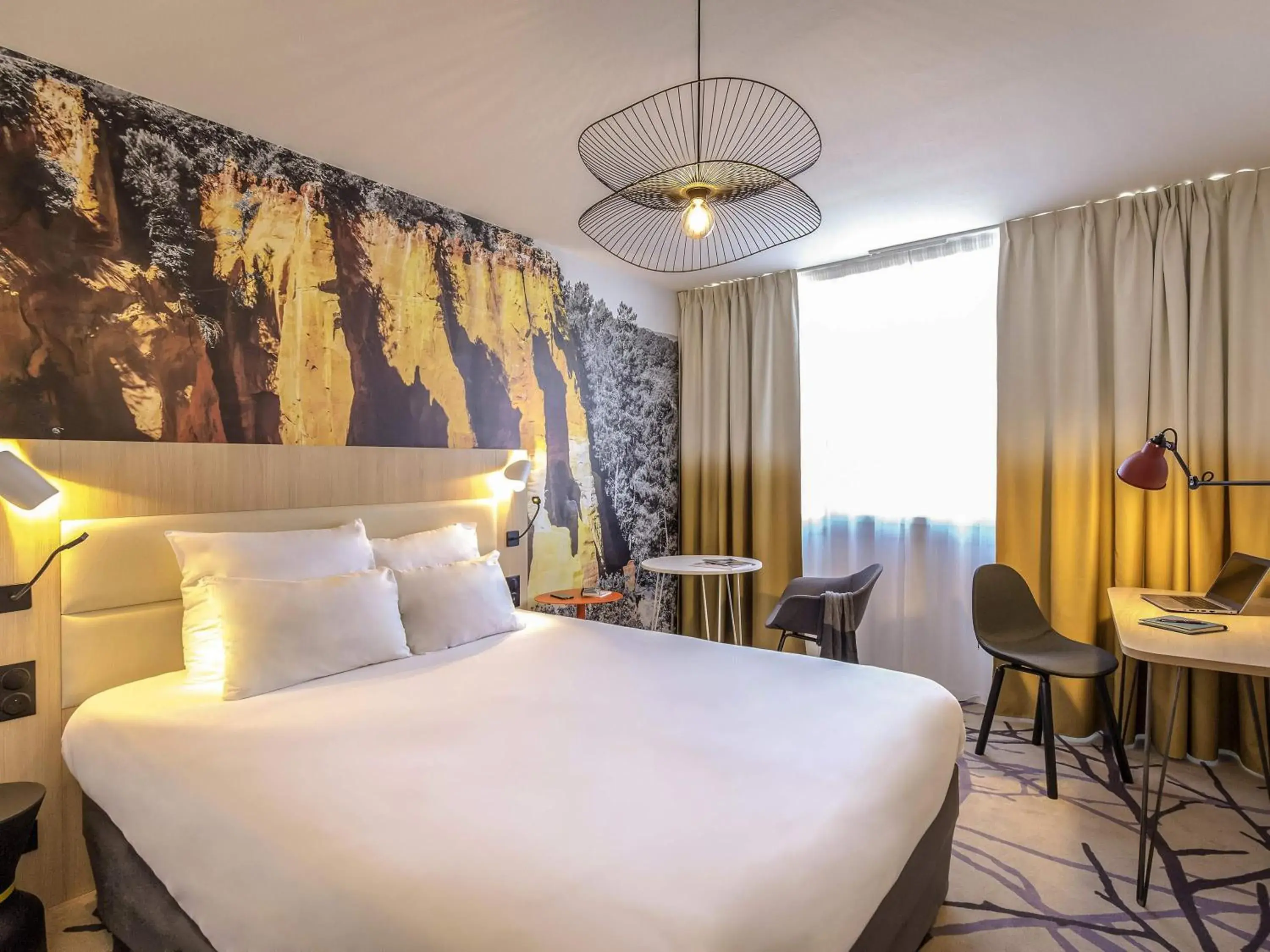 Bedroom, Bed in Mercure Cavaillon Bedroom, Bed in Mercure Cavaillon