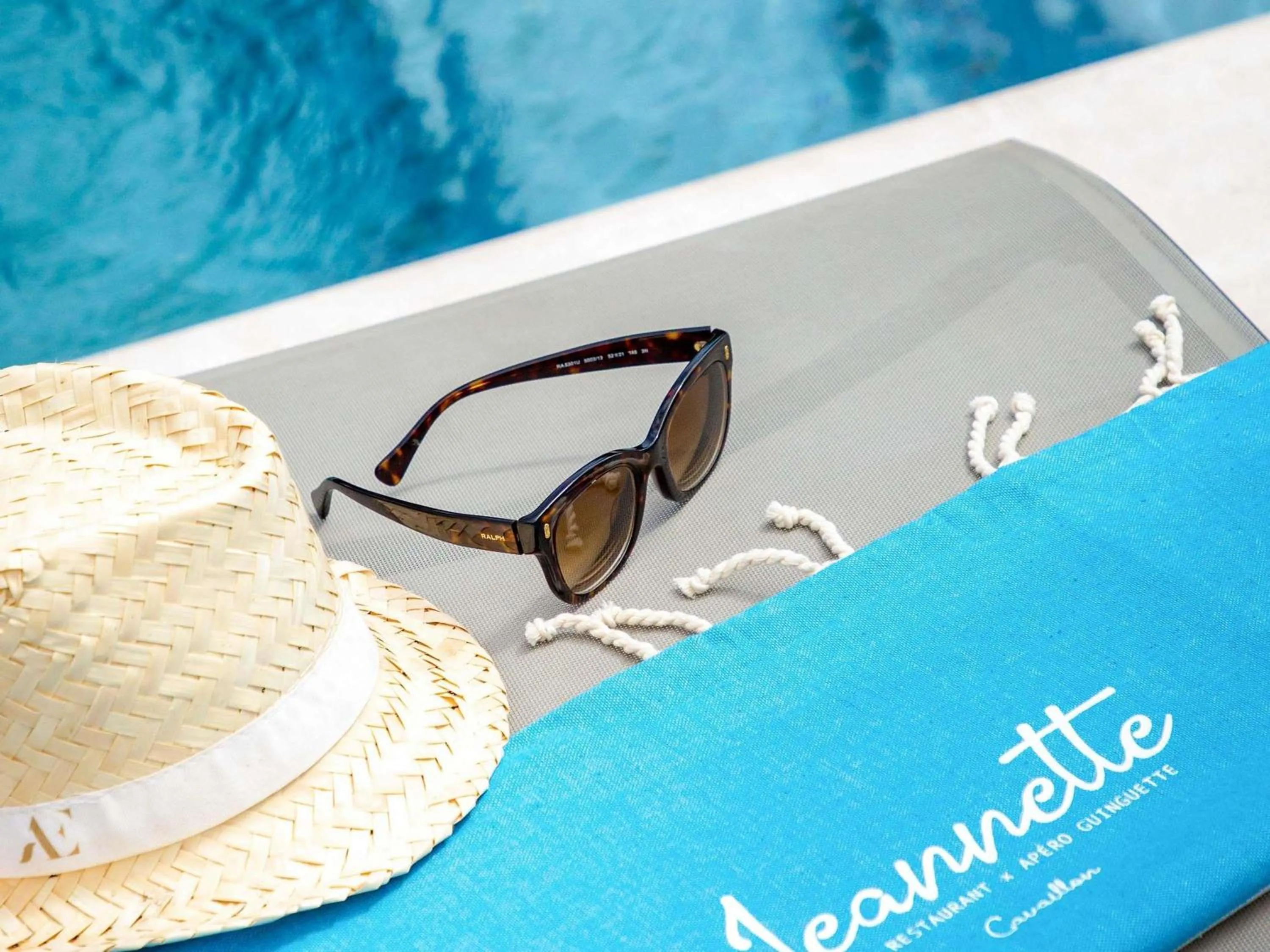 Pool view in Mercure Cavaillon