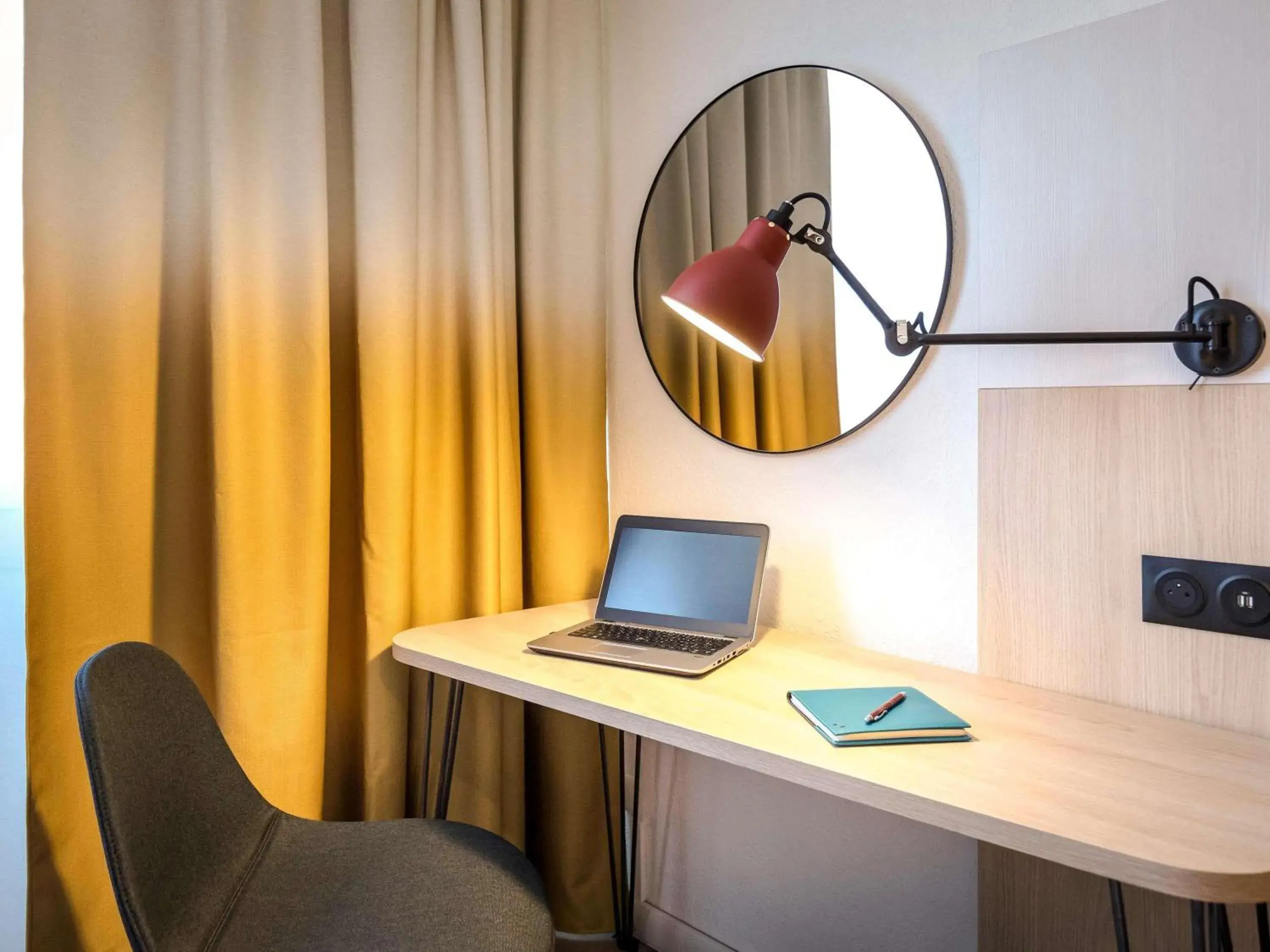 Bedroom in Mercure Cavaillon Bedroom in Mercure Cavaillon