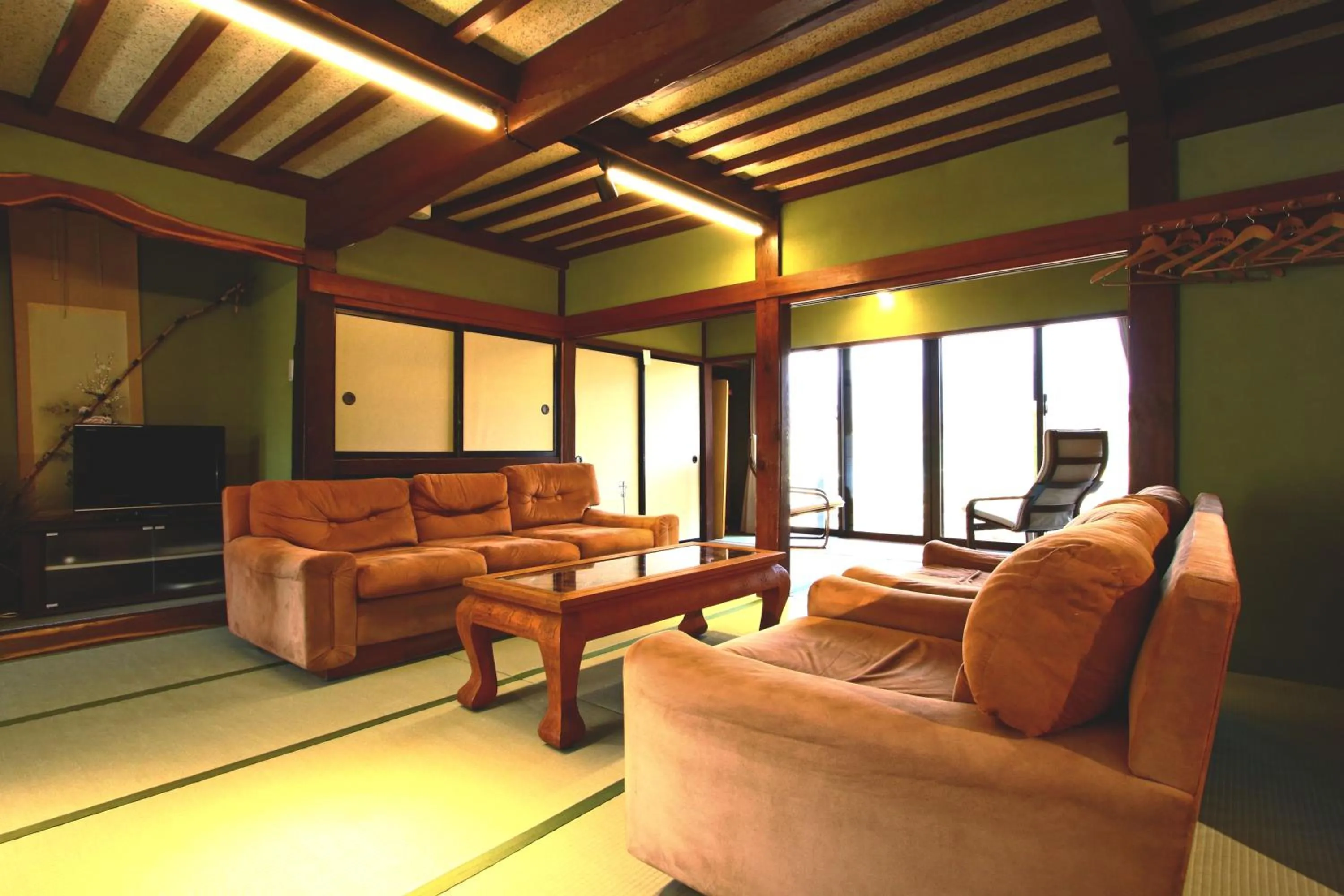Communal lounge/ TV room in Hanamizuki