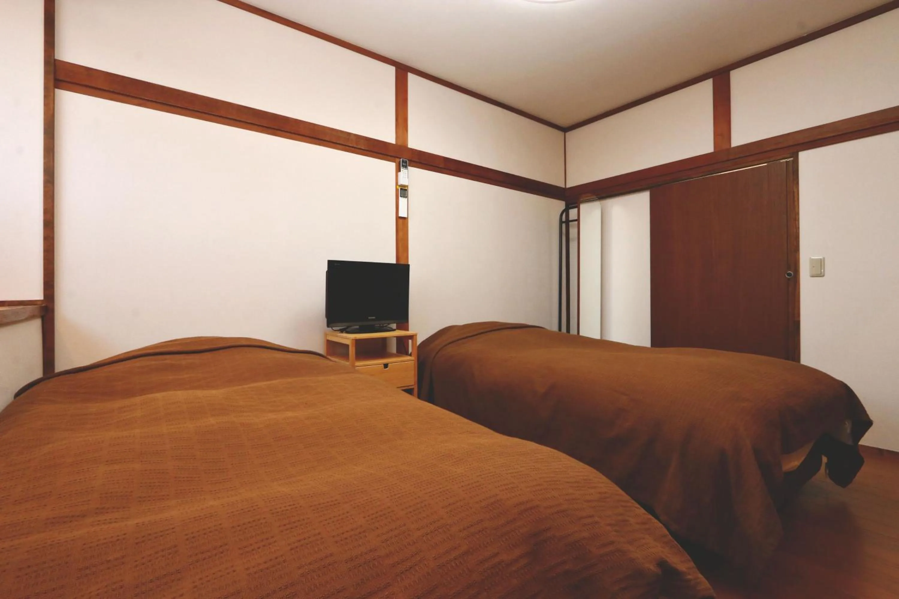 Photo of the whole room, Bed in Hanamizuki