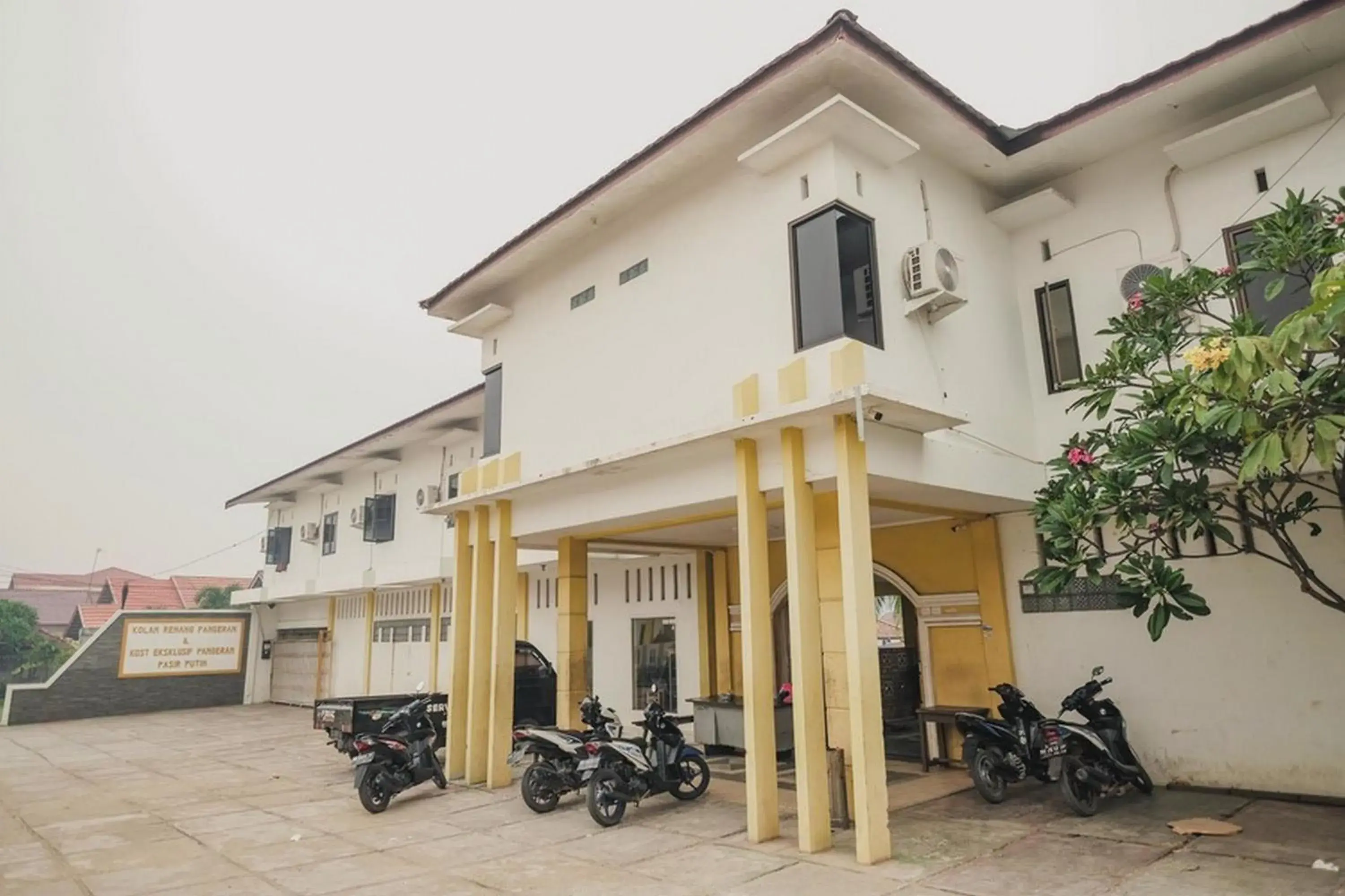 Property logo or sign in RedDoorz Syariah @ Pasir Putih Jambi Property logo or sign in RedDoorz Syariah @ Pasir Putih Jambi