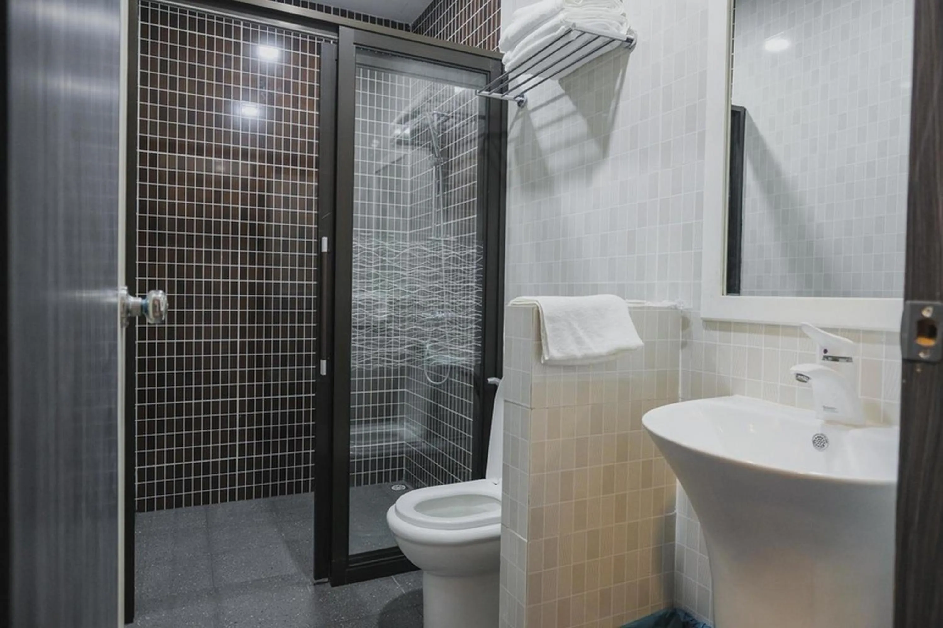 RedDoorz Plus near Gold Coast Ferry Terminal Batam