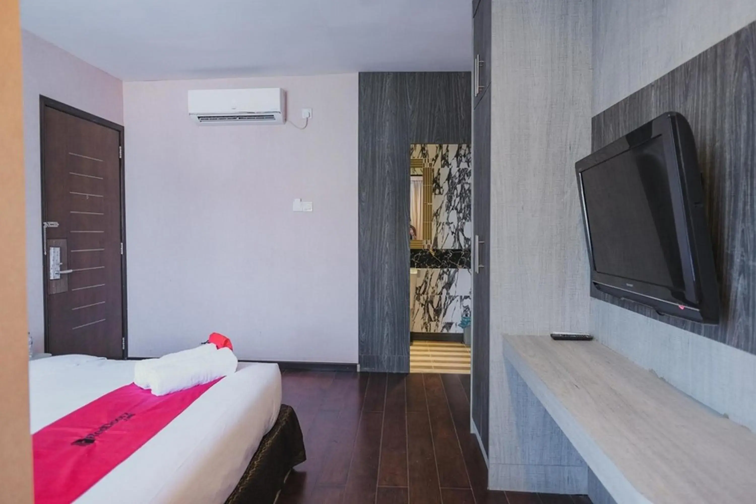 Bed in RedDoorz Plus near Gold Coast Ferry Terminal Batam Bed in RedDoorz Plus near Gold Coast Ferry Terminal Batam